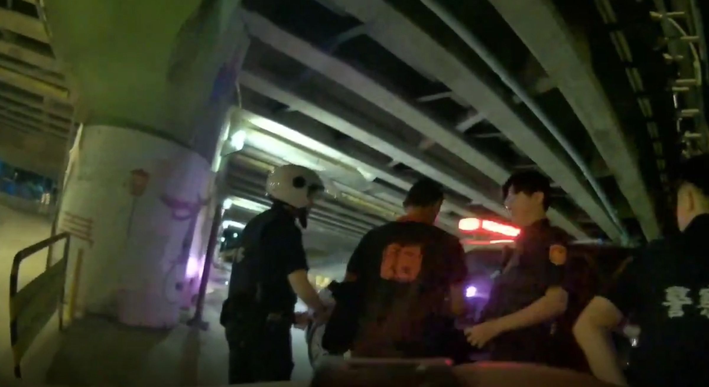 女子突「背後一涼」手機瞬間遭搶，警方20分鐘後逮黑衣男。（警方提供）