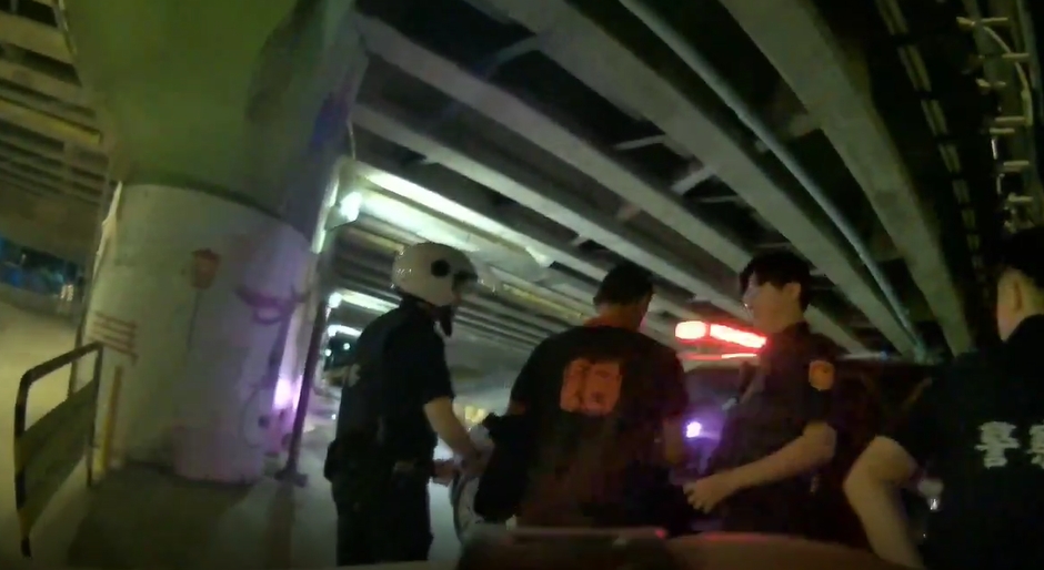 女子突「背後一涼」手機瞬間遭搶，警方20分鐘後逮黑衣男。（警方提供）