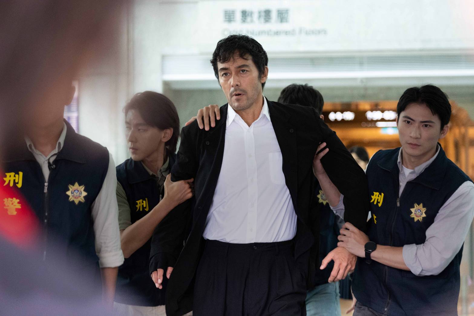 阿部寬來台演出的《燭線危機》與賈靜雯、林柏宏合作。（高雄電影館提供）