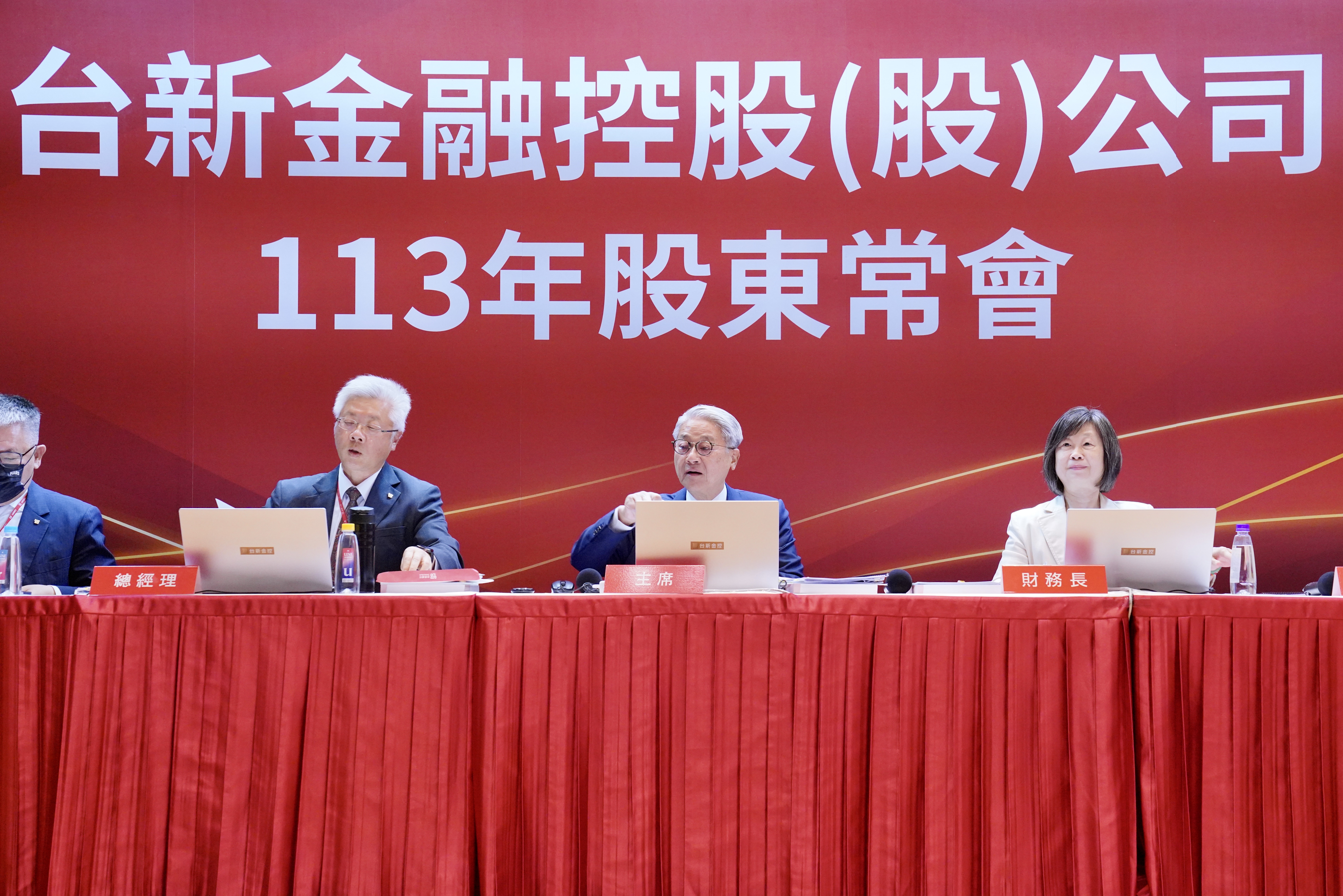 台新金董座吳東亮對股東詢問和新光金合併未回應。