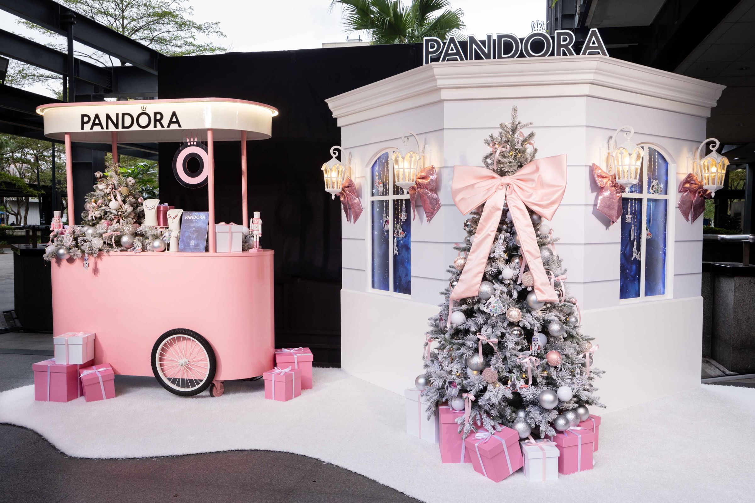 PANDORA「BE LOVE聖誕小屋」在台北信義A8館、以及及新光三越南西館。(PANDORA提供)