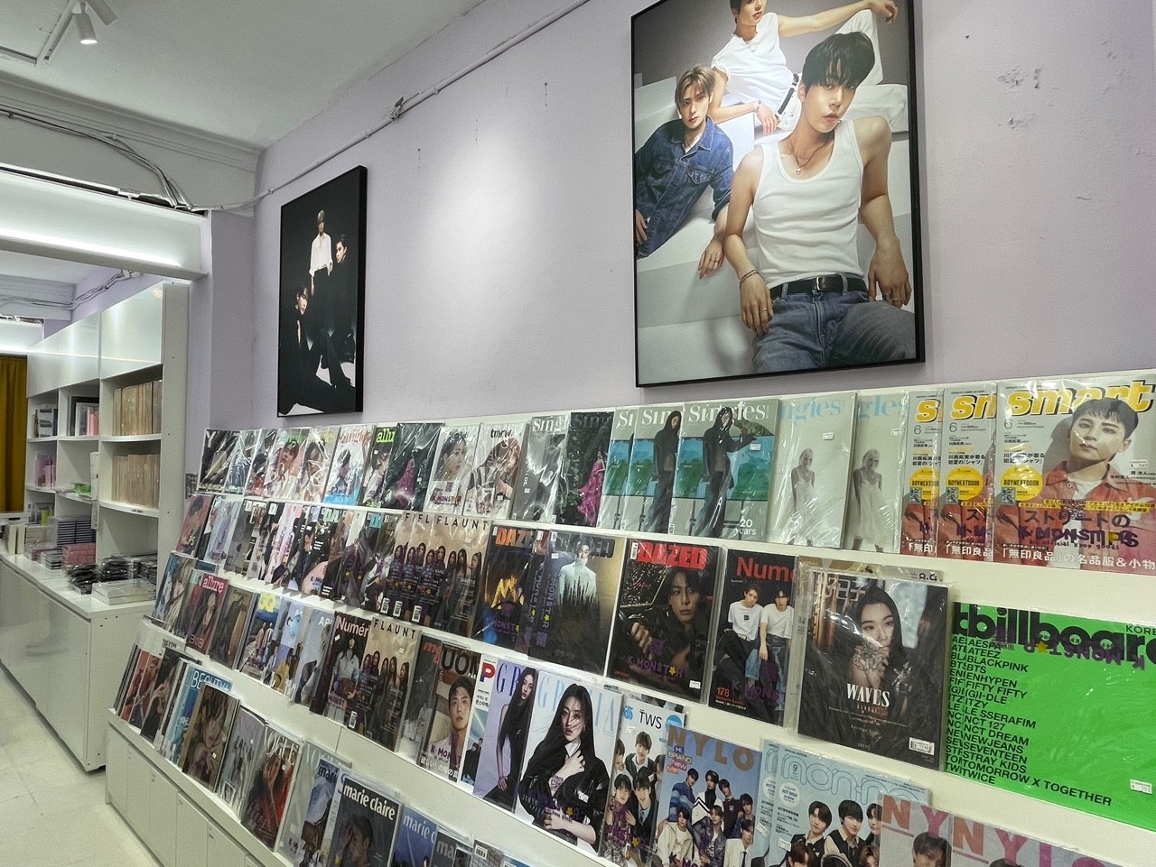 K-MONSTAR首間門市設在台北赤峰街商圈，販售韓星專輯和周邊商品、雜誌等。（K-MONSTAR提供）