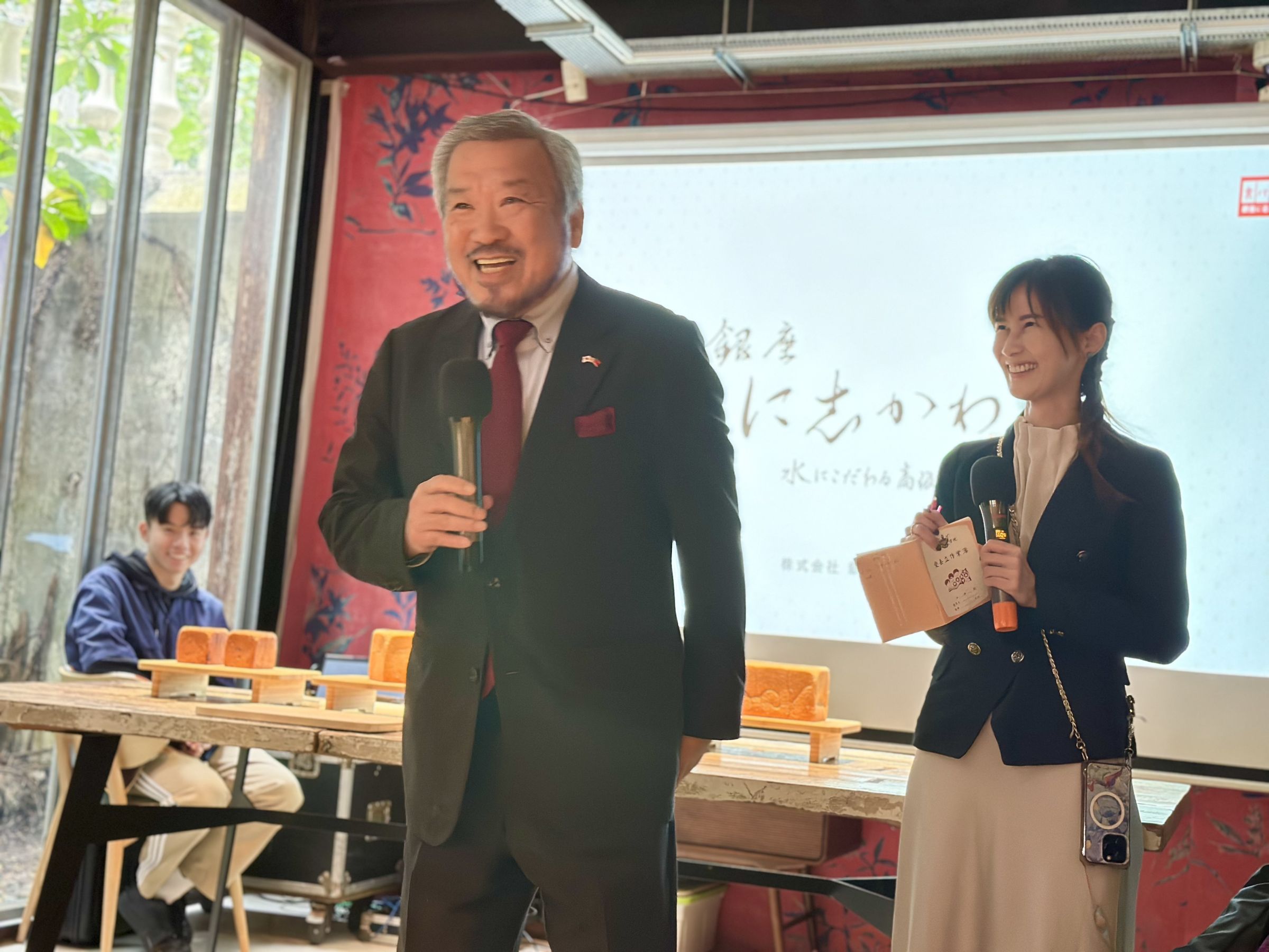 「OSG Corporation」會長湯川剛(圖中)特地飛來台灣,親自介紹吐司的特色。