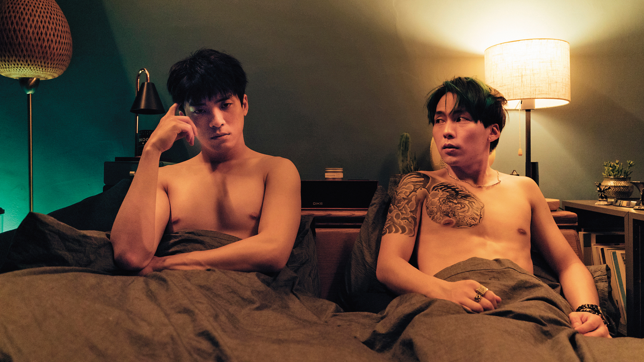 林哲熹(左)與巫建和(右)戲中男男戀,有多場趣味橫生的情感動作。(Netflix提供)