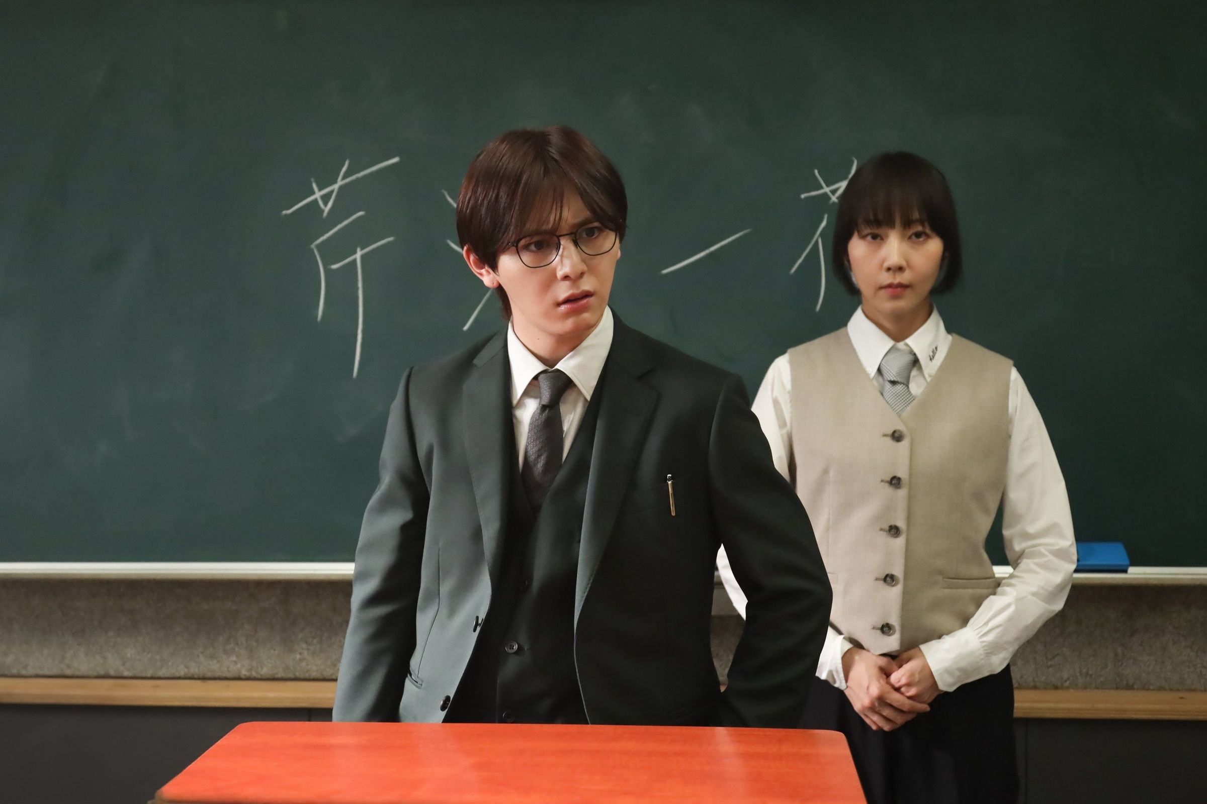 山田涼介終於告別學生角色,在《Billion × School 富翁教師》飾演老師。(翻攝官方X)