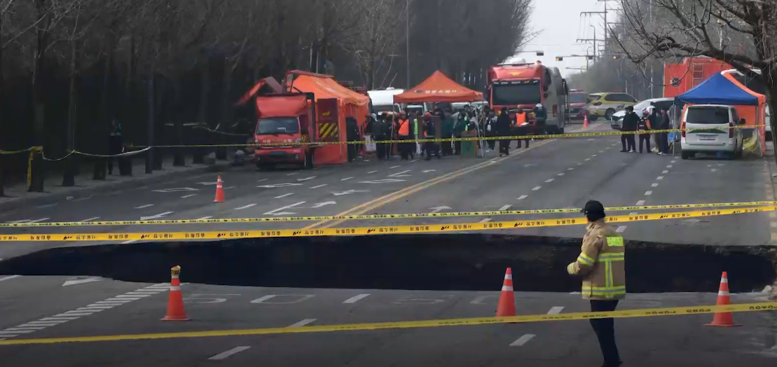 首爾江東區昨晚間一處路面出現直徑20公尺、深20公尺的大坑洞，導致一名騎士掉落身亡。（翻攝自YouTube頻道노컷）