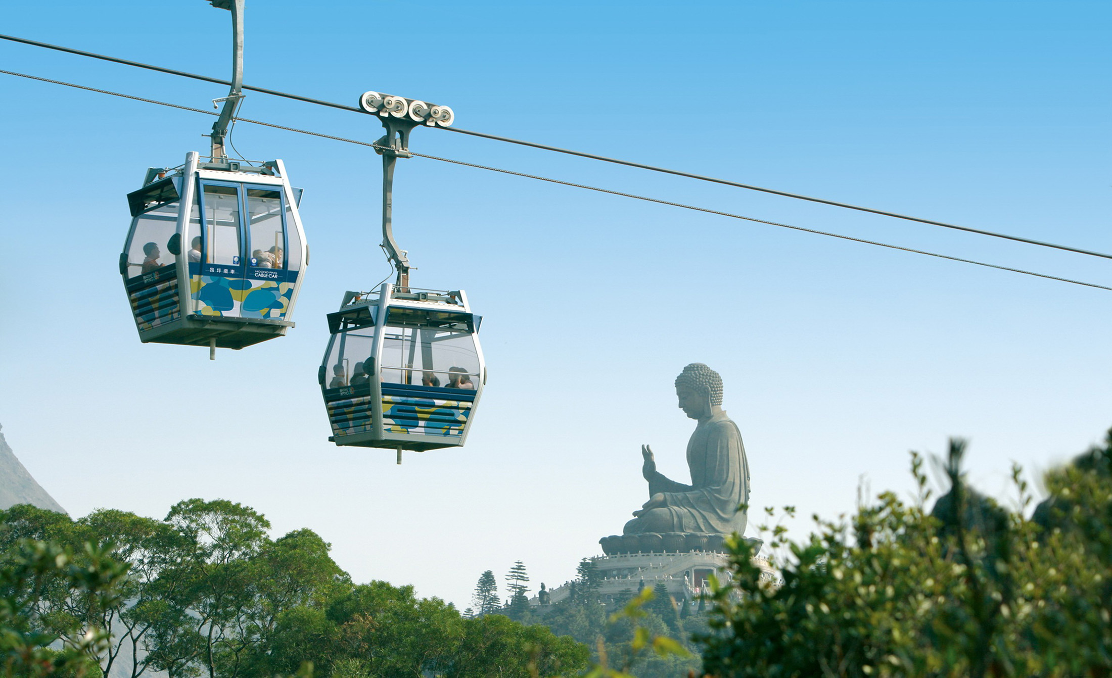 搭乘昂坪360纜車飽覽壯麗山海,抵達天壇大佛感受心靈寧靜。(香港旅遊發展局提供)