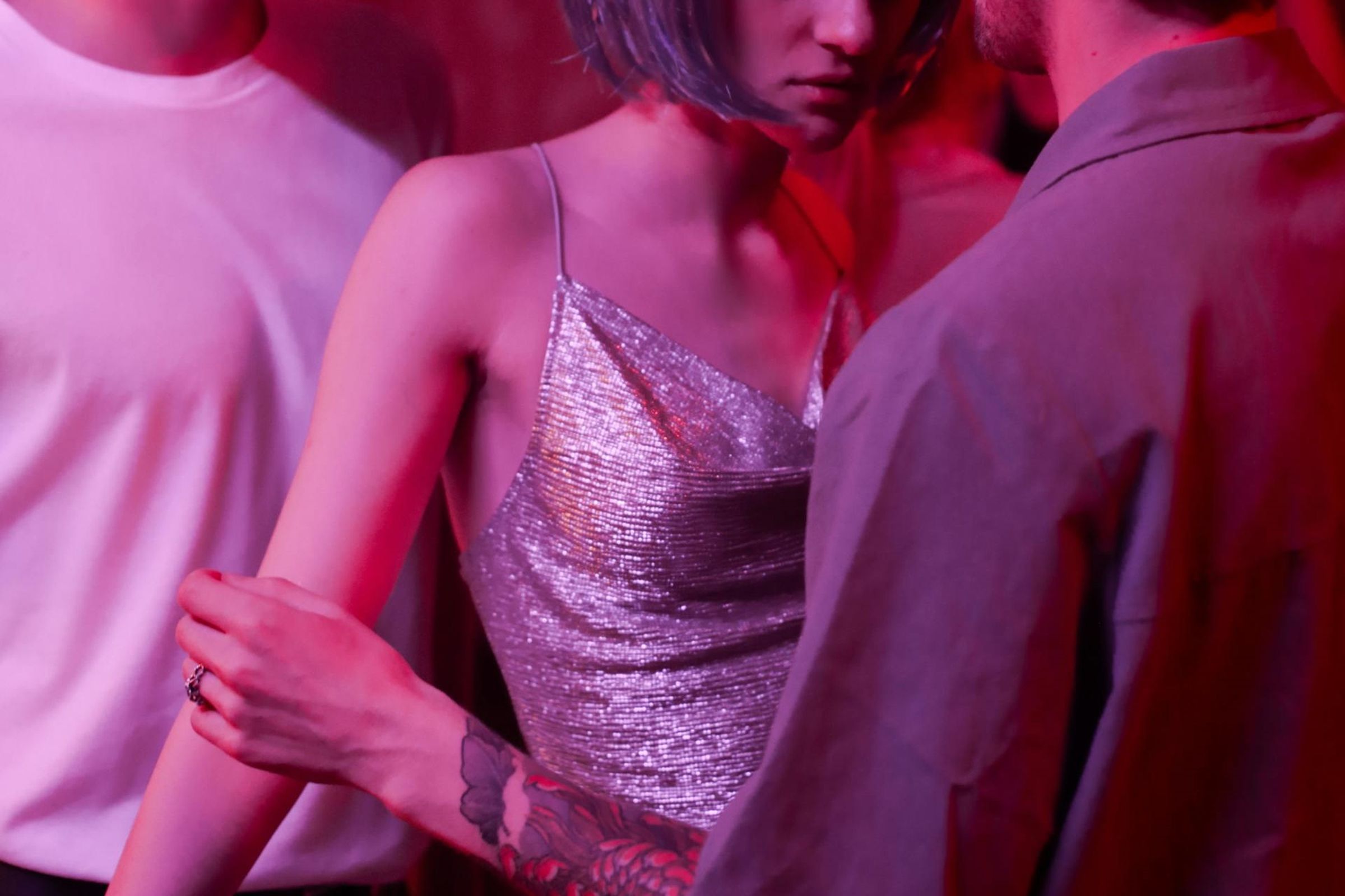 17歲少女多次到男模會館消費，共積欠50萬元，於是自願簽本票。（示意圖，Pexels）