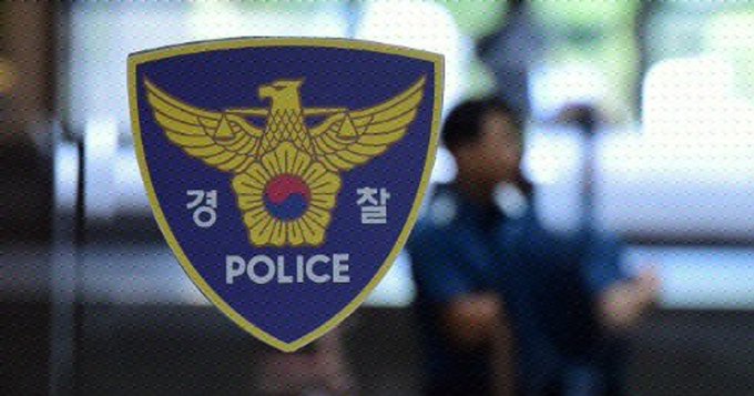 南韓軍人暴走揮軍刀威脅平民，最終被現場逮捕。（翻攝自推特@hikgsaw9795）