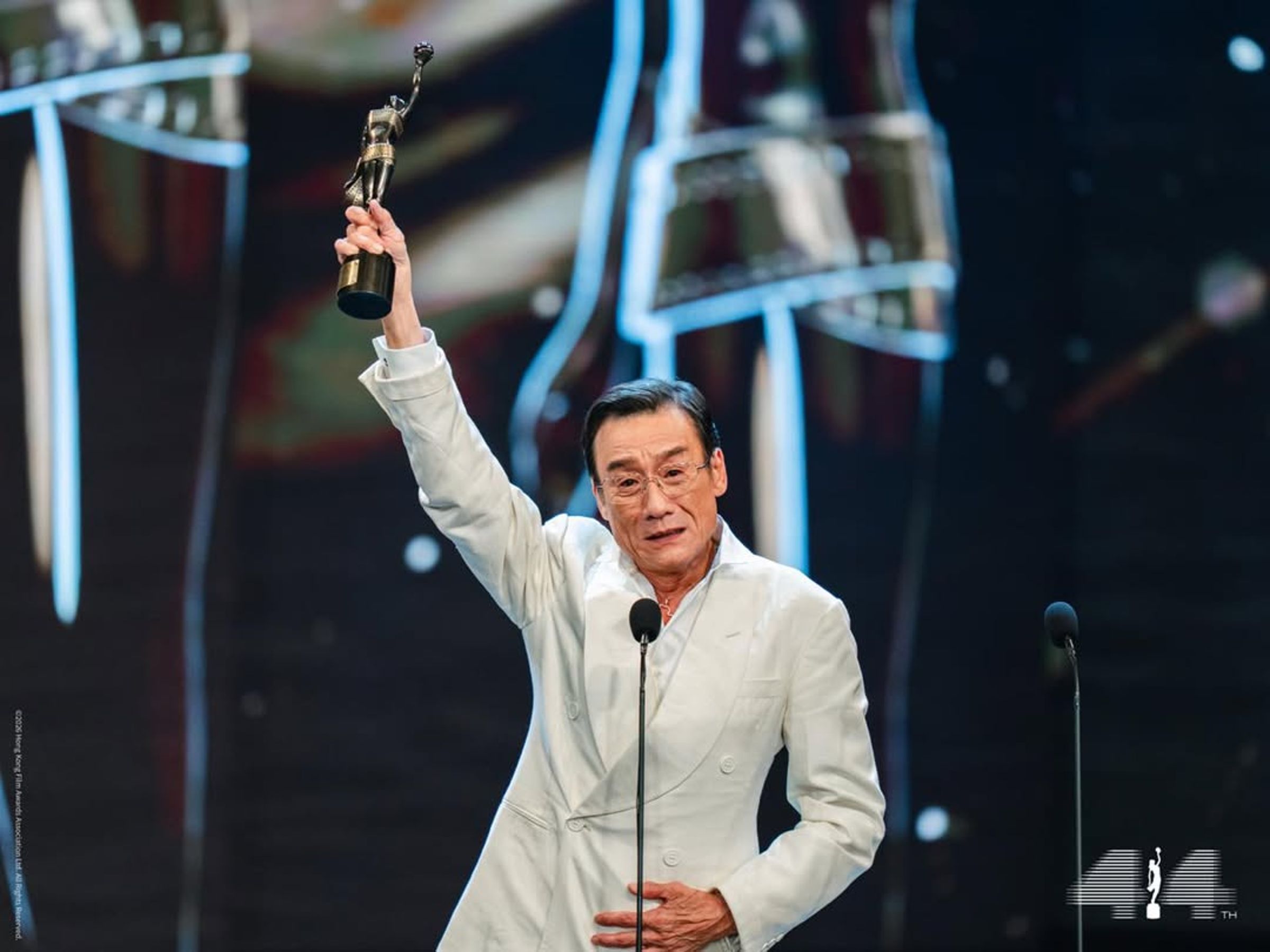 現年68歲的梁家輝5度金像獎稱帝，在台上領獎時忍不住老淚綜橫，稱不論有無得獎，這次的提名對他特別有意義，也是終身的榮耀。（香港電影金像獎IG）