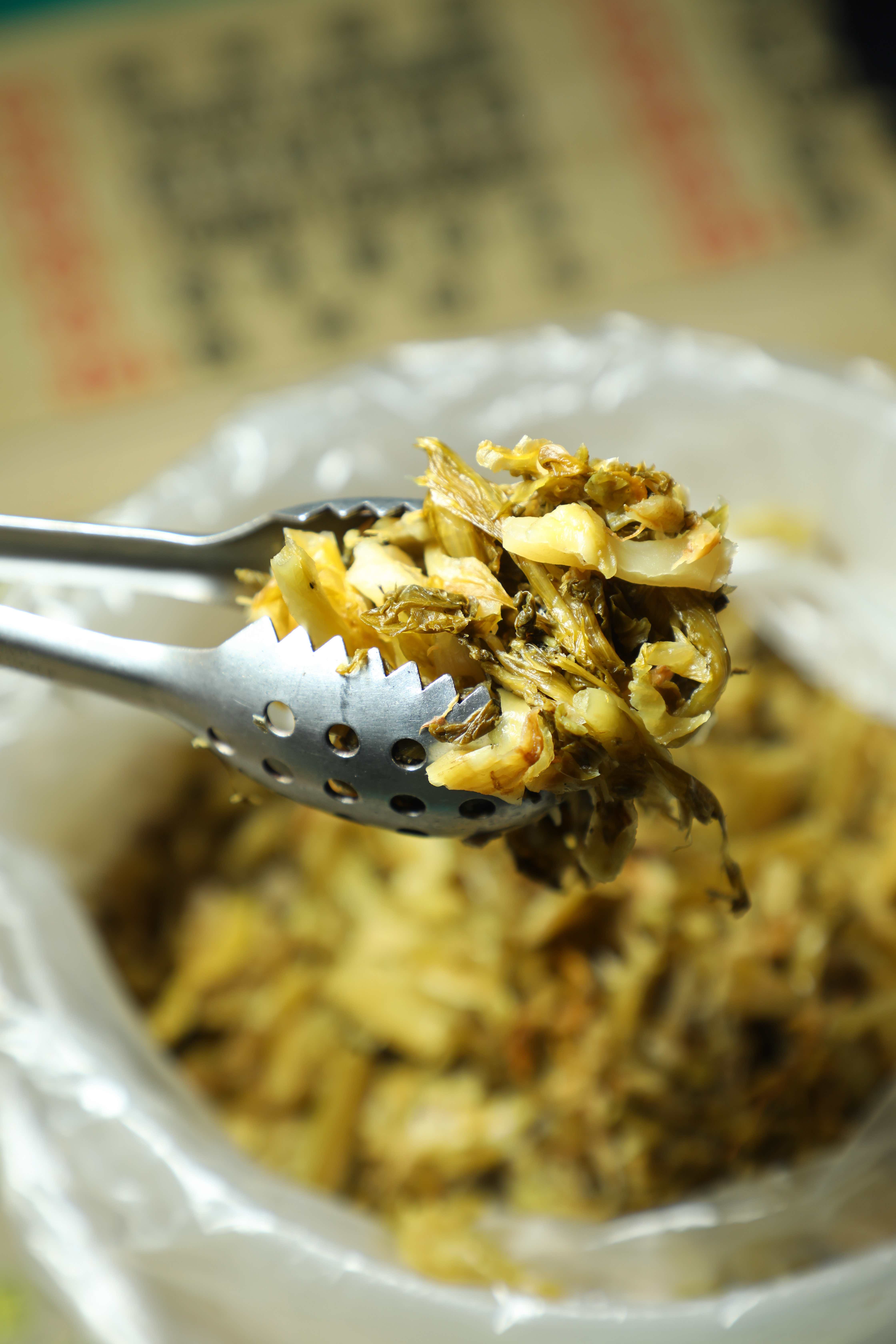 新明的湯與麵都可以續一次,酸菜則可以無限加。