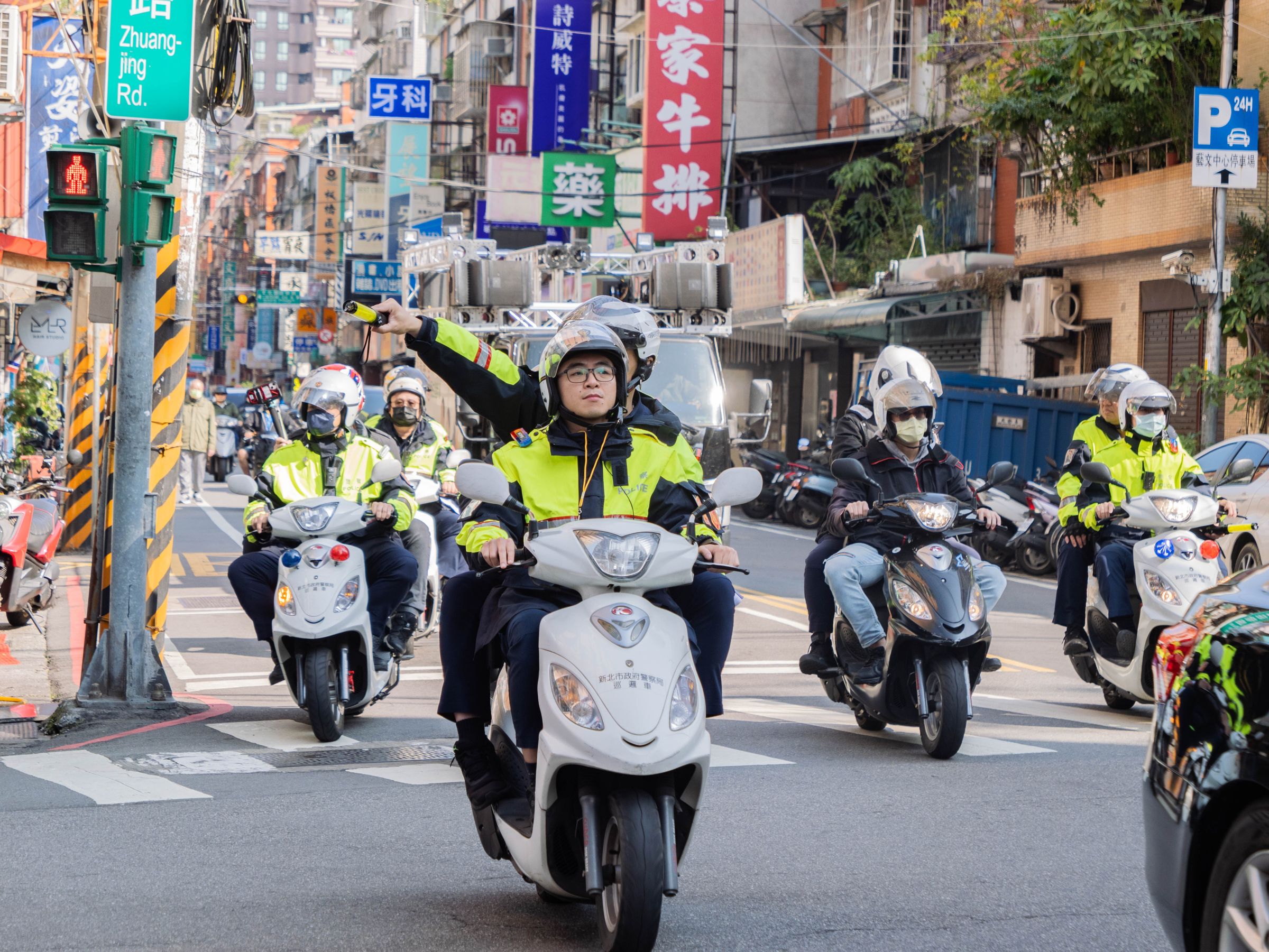 新北警巡邏維護治安。（警方提供）