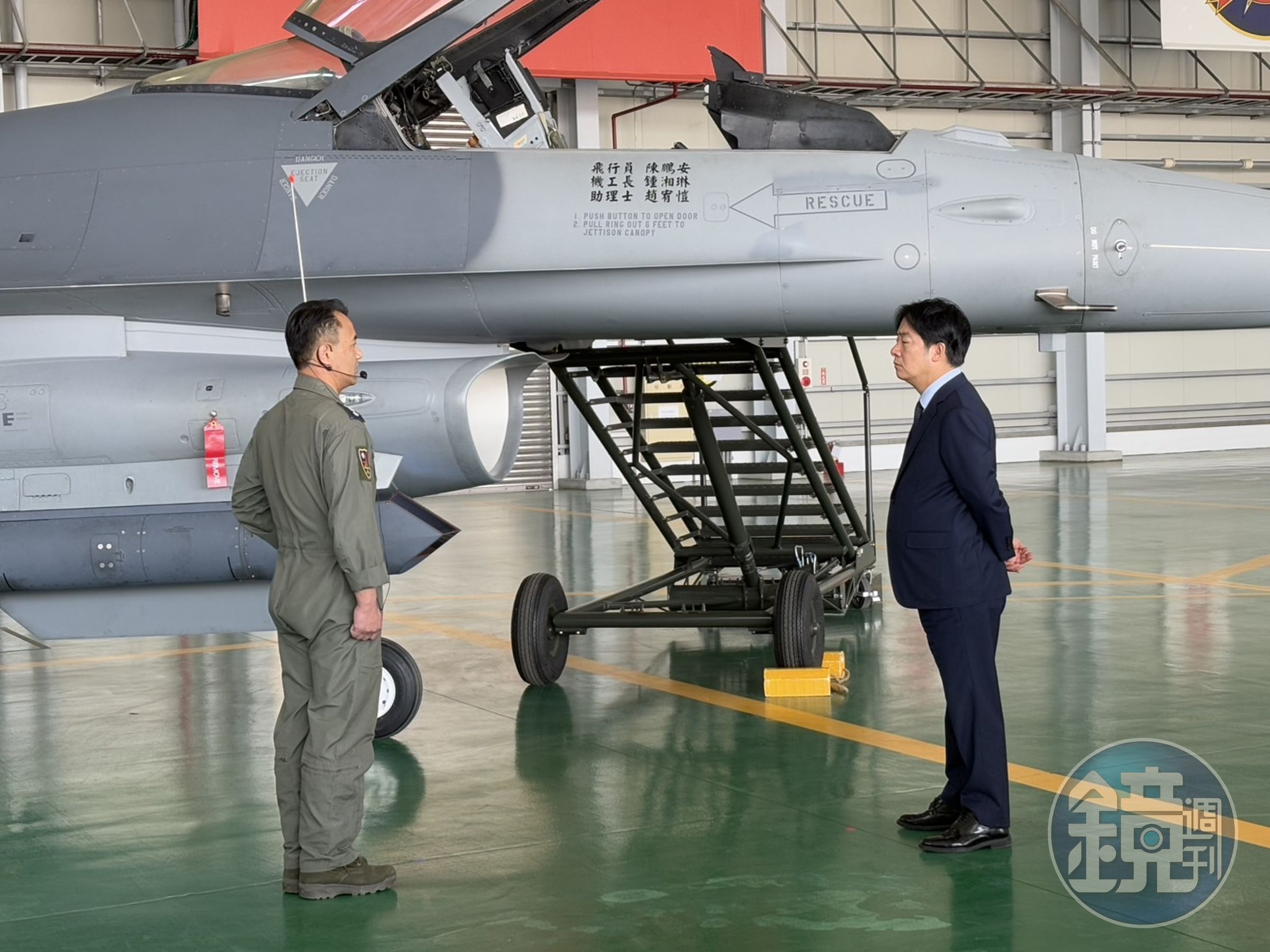 賴清德視察我F-16V戰機的狙擊手莢艙。