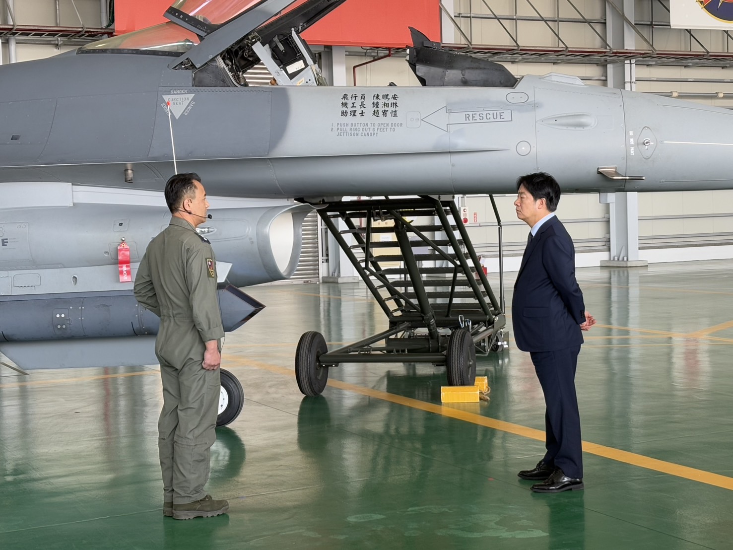 賴清德視察我F-16V戰機的狙擊手莢艙。