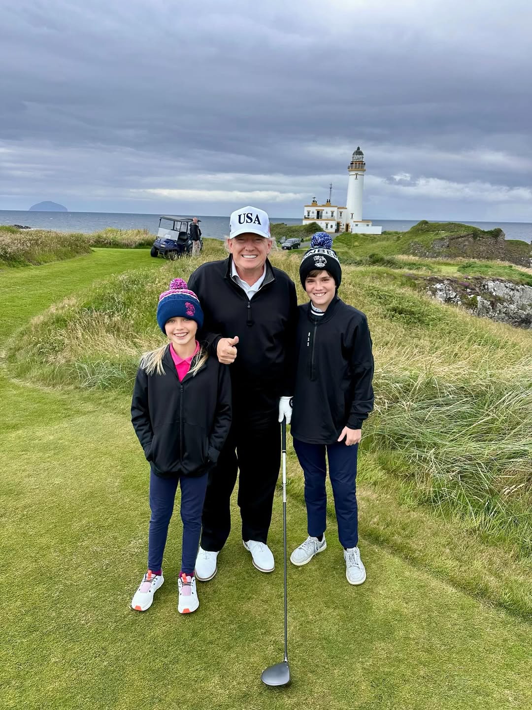 川普此行到訪蘇格蘭，孫子史賓瑟、孫女克蘿伊同行。（翻攝Donald Trump Jr. IG）