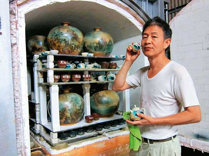 毛昌輝獨家製作國畫山水系列的花瓶，是鶯歌最早將實用陶器提升至藝術精品的人。（樂陶陶提供）