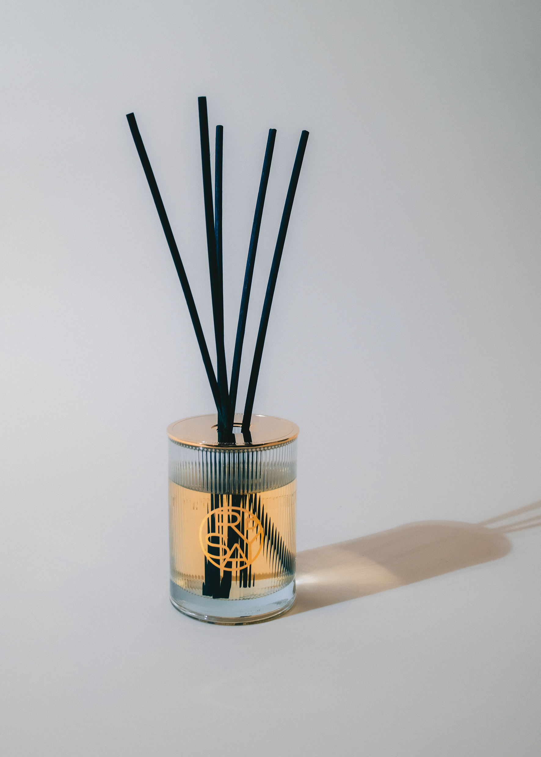 D'ORSAY室內擴香以光澤奪目的金色瓶蓋環抱著向外散開的藤枝，呈現熠熠生輝的視覺效果。NT$6,800／250ml（10X提供）