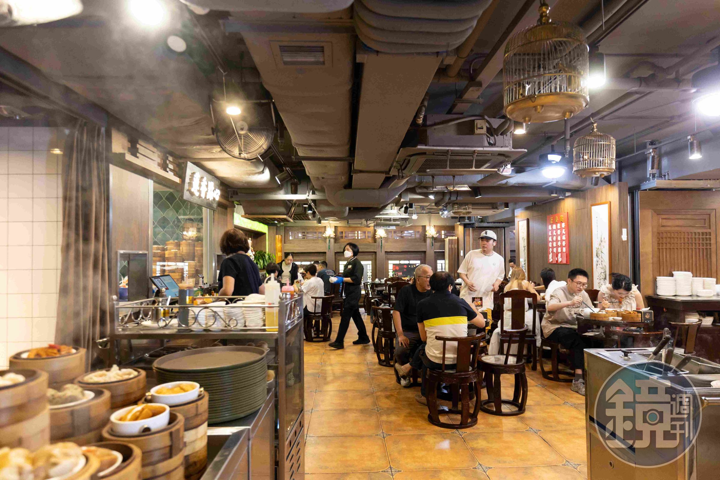 蓮香樓尖沙咀店佔據兩層樓，空間闊落，用餐氣氛頗悠閒。