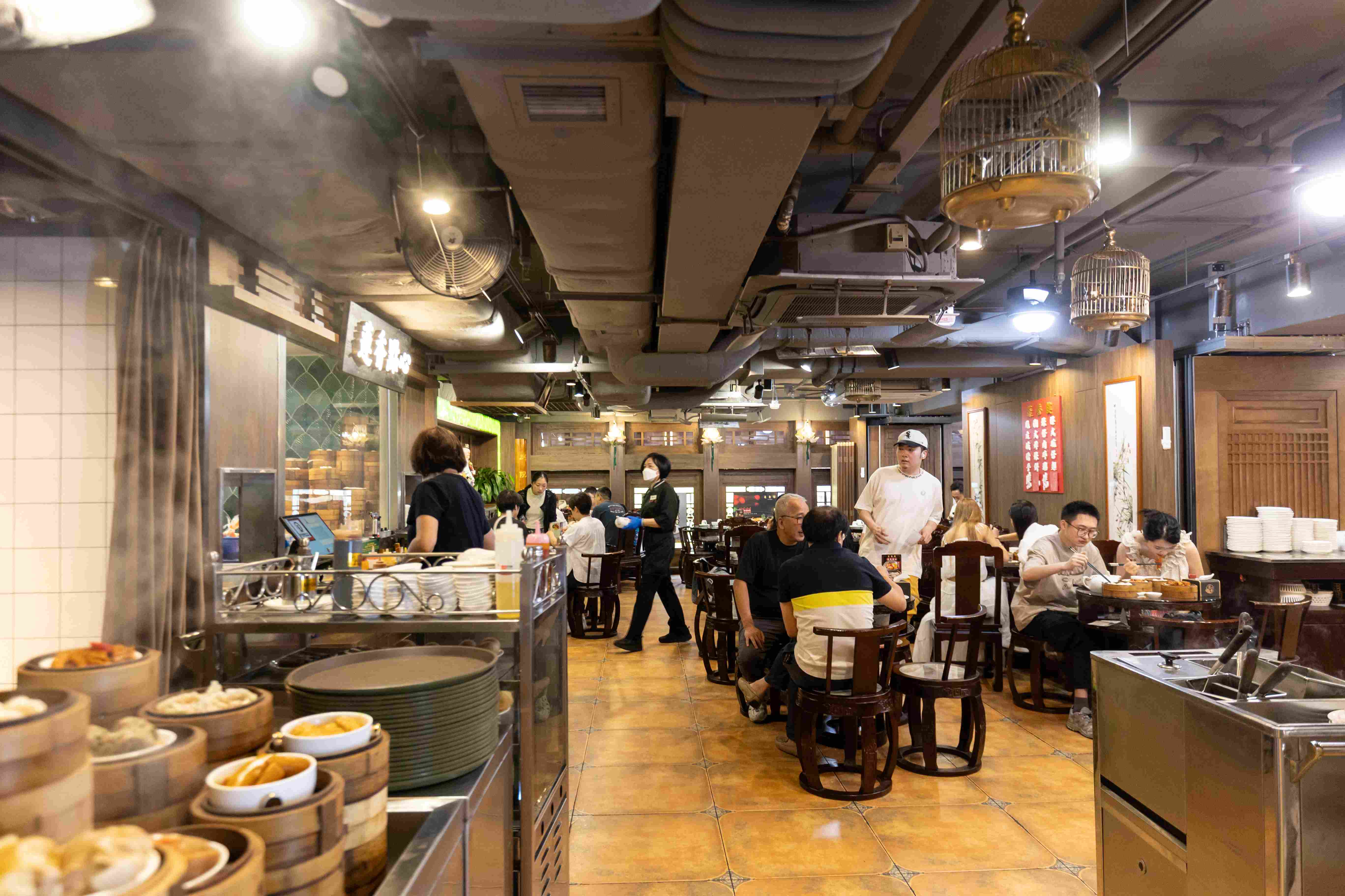 蓮香樓尖沙咀店佔據兩層樓，空間闊落，用餐氣氛頗悠閒。