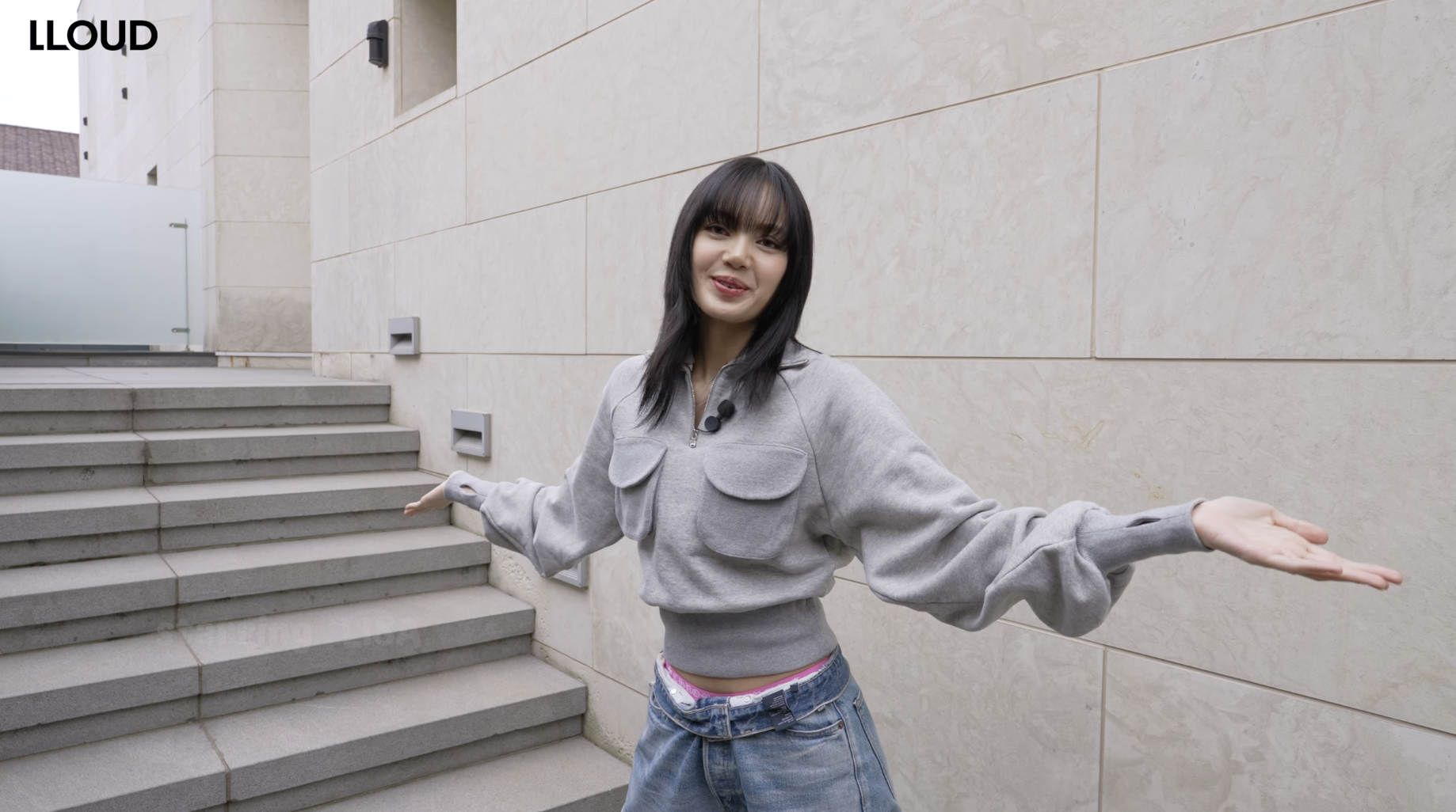 Lisa第一次公開香閨有點不好意思,承諾會再以更多方式與粉絲交流。(截圖自LLOUD Official YT)