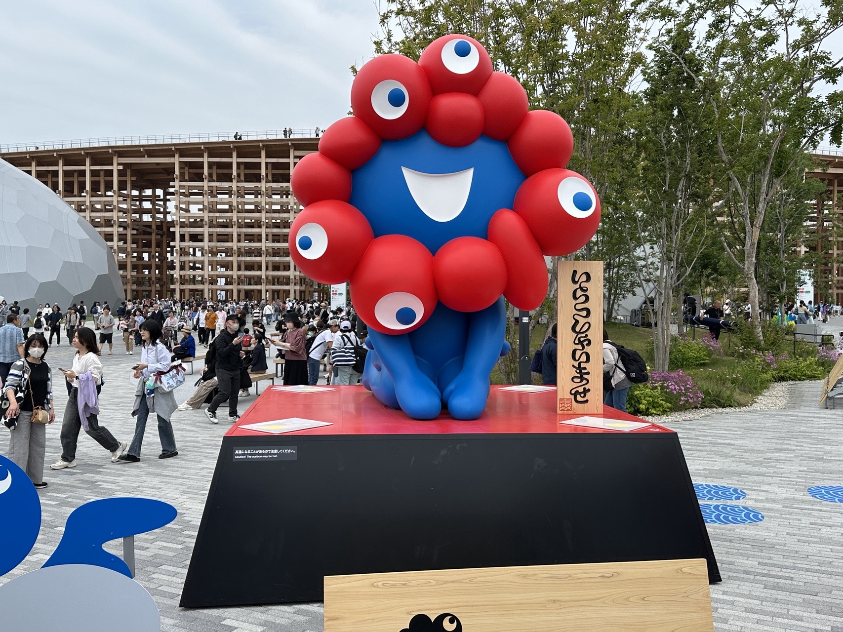 大阪萬博即將閉幕，吉祥物脈脈的週邊商品持續熱賣。