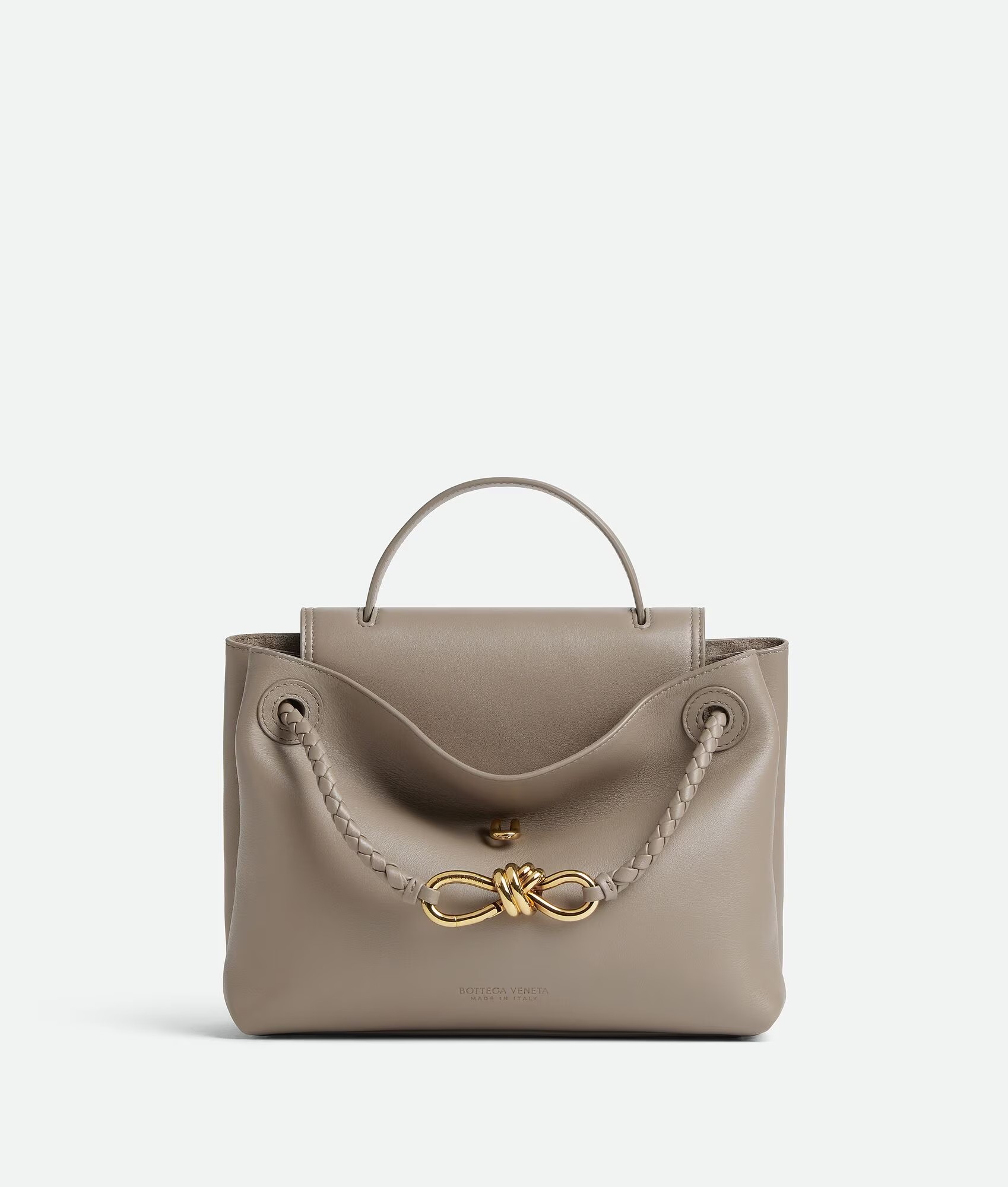 Ciao Ciao絲滑皮革小型手提肩背包。NT$156,800（BOTTEGA VENETA提供）
