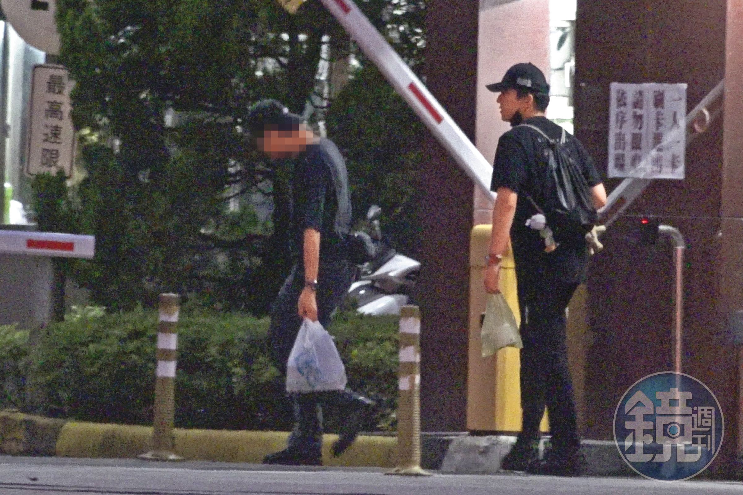 18：48 最後王大陸（右）走回替代役中心的營區，趕上收假。