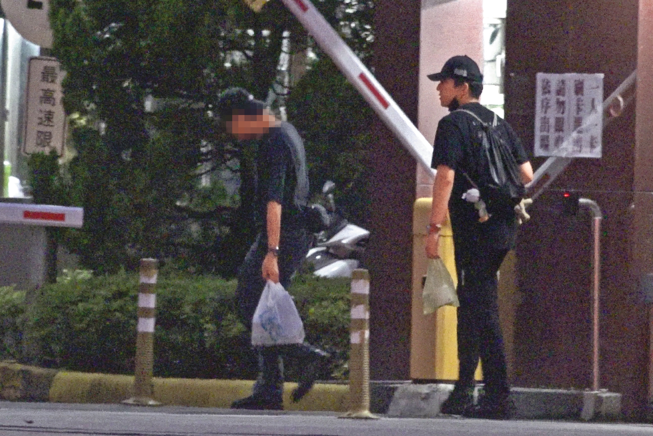 18：48 最後王大陸（右）走回替代役中心的營區，趕上收假。