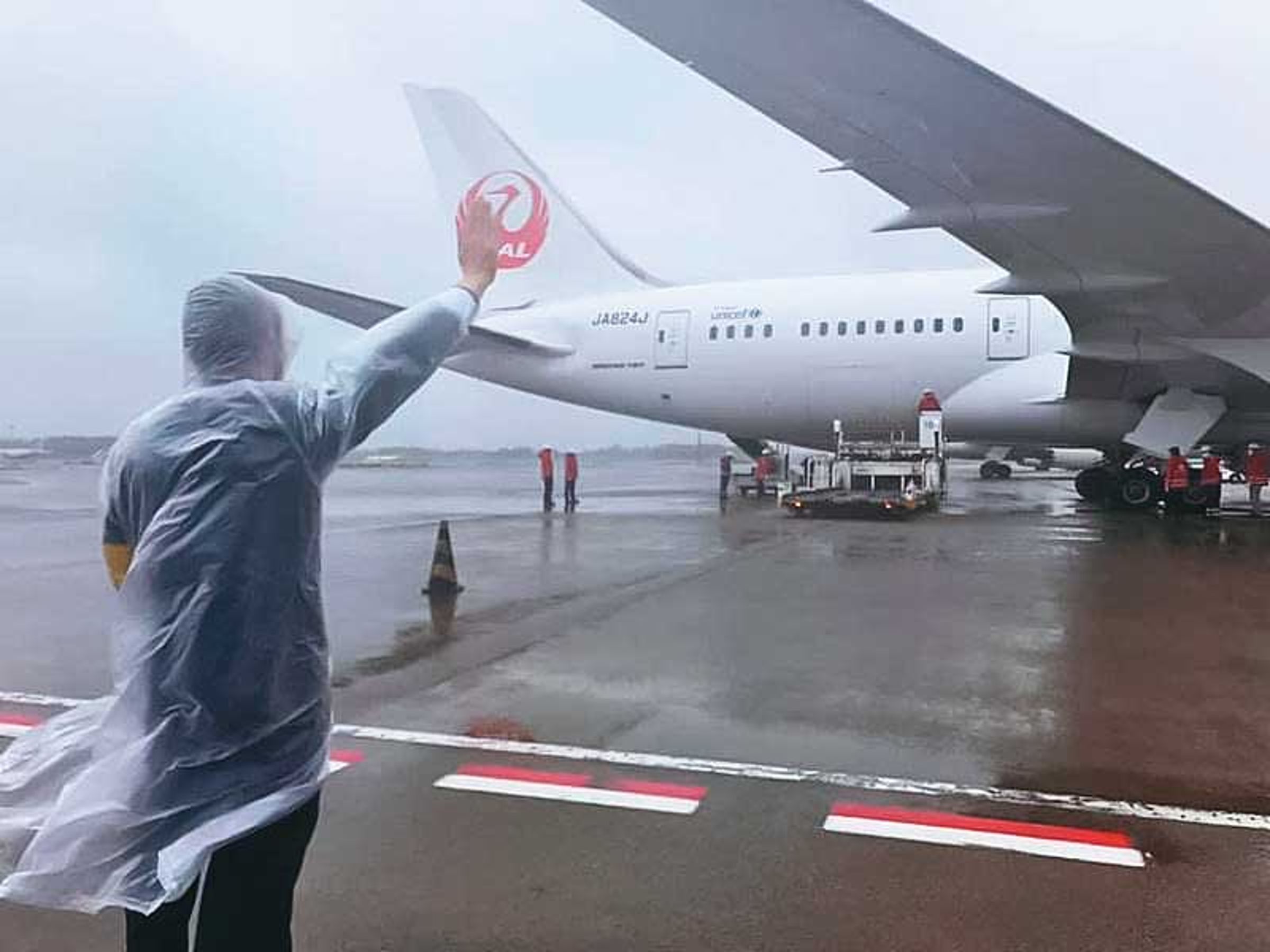 2021年日本政府向台灣致贈疫苗,駐日代表謝長廷到成田機場親送該班機。(翻攝謝長廷臉書)