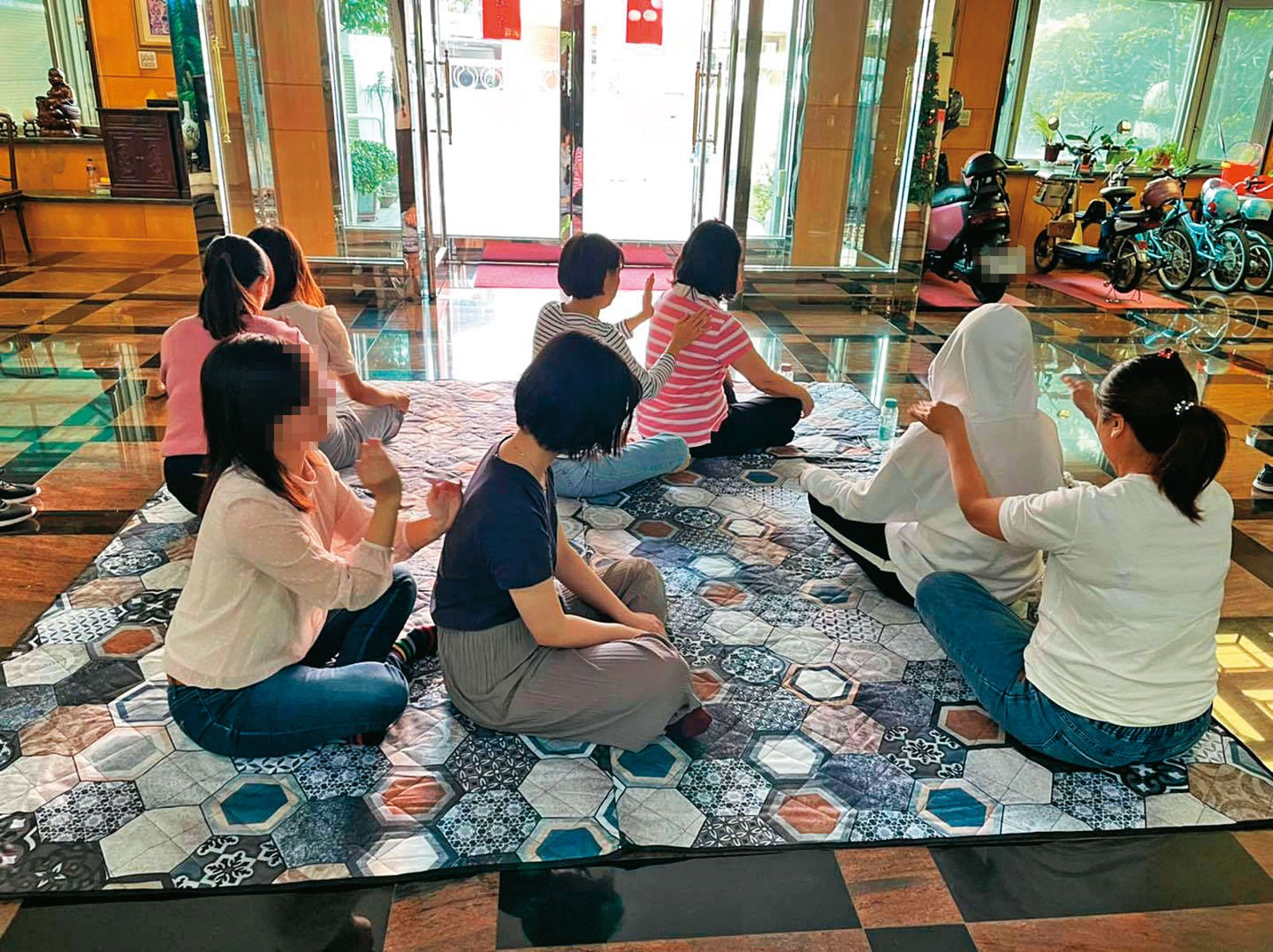 除了靠煲湯賺錢，黎女還收費教授氣功。（圖／翻攝煲湯女神臉書）