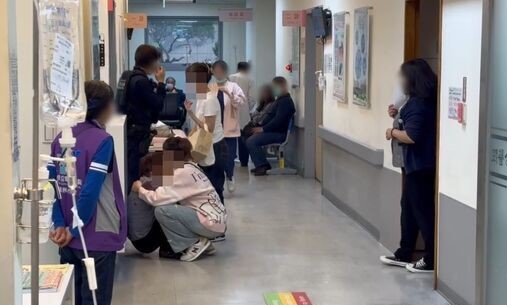 新北市三重區驚傳家產糾紛釀血案，陳男持刀砍姊妹釀1死2傷，妻子在醫院坐地痛哭，場面悲慘。（翻攝畫面）