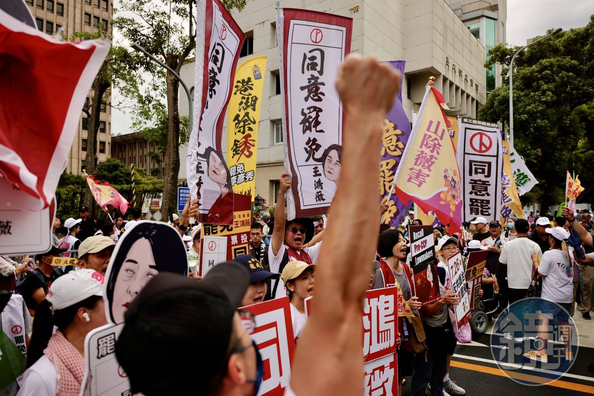 罷免團體19日晚間齊聚立法院為大罷免造勢。