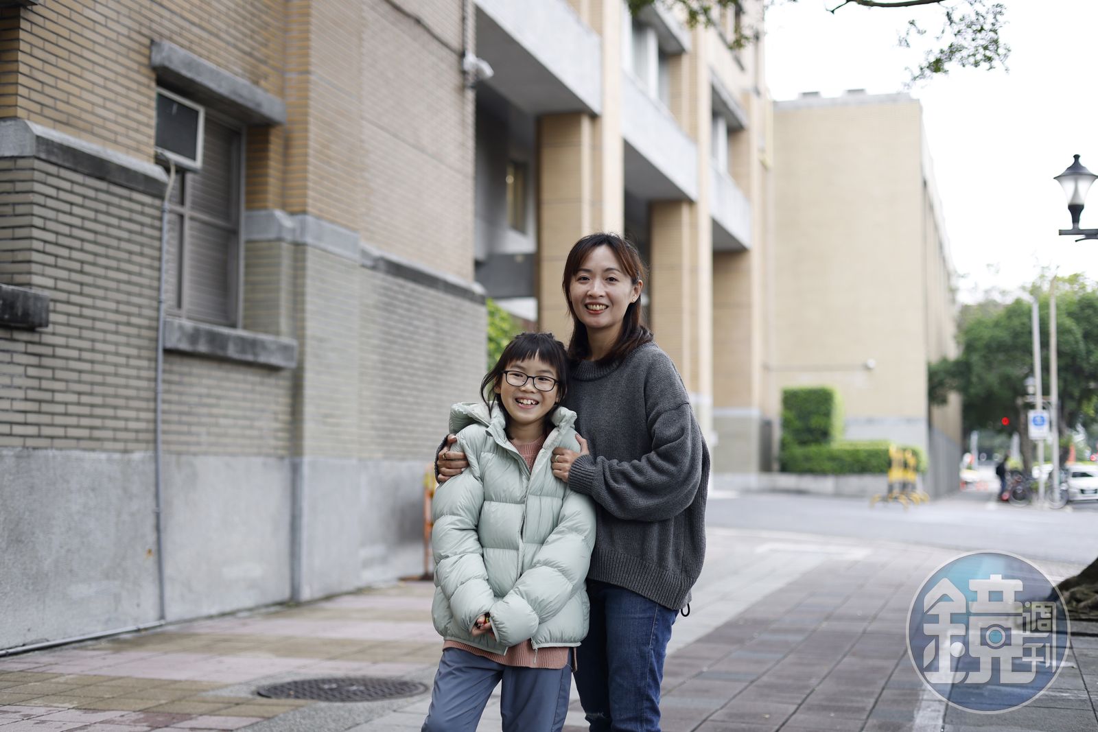 十年前，諶淑婷抱著初生嬰兒澄澄來到行政院後門，如今澄澄已經就讀國小五年級。（圖／鏡週刊）