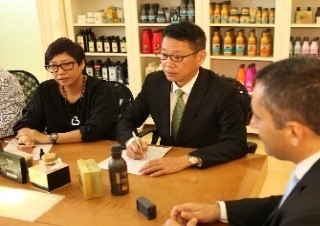 為把琥珀生意做好，劉香秀(左)堅持只賣波蘭原裝進口的琥珀相關產品，經常親赴波蘭找優良廠商。（琥珀臧吉提供）