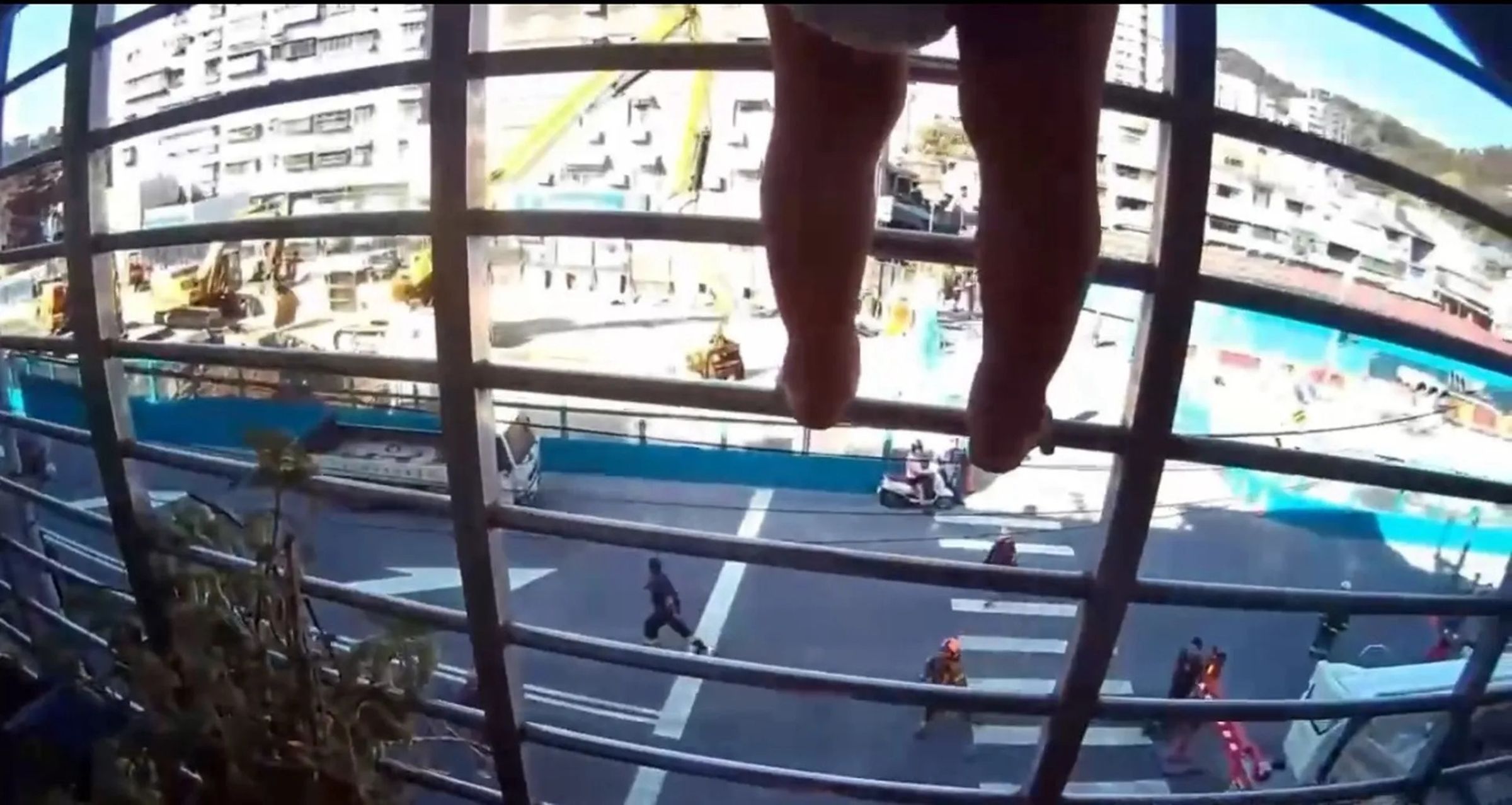 2名幼童當時踩著沙發爬上鐵窗，鄰居嚇到報警。（樹林分局提供）