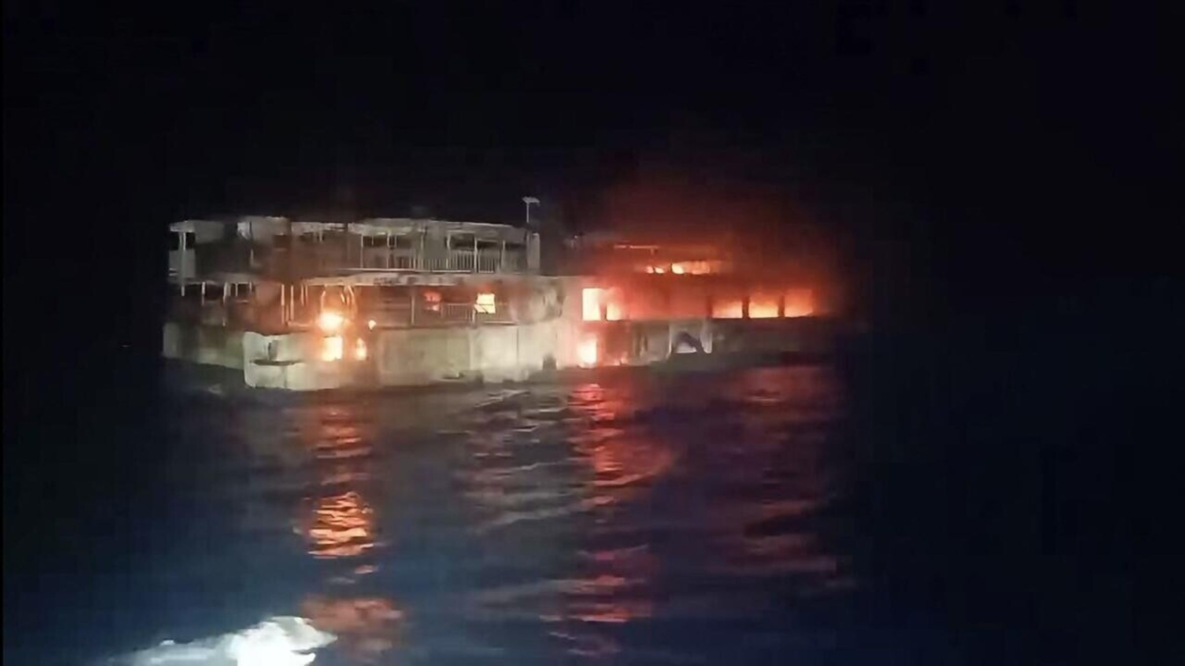 菲律賓巴拉望省科隆（Coron）外海昨（9日）晚間發生渡輪火災。（翻攝自X）