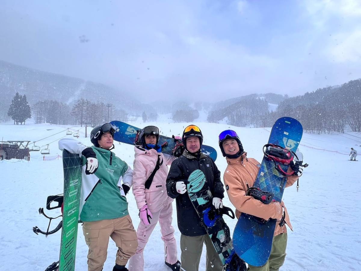 阿翔（左）教乱彈阿翔滑雪。（鬧著玩YT提供）