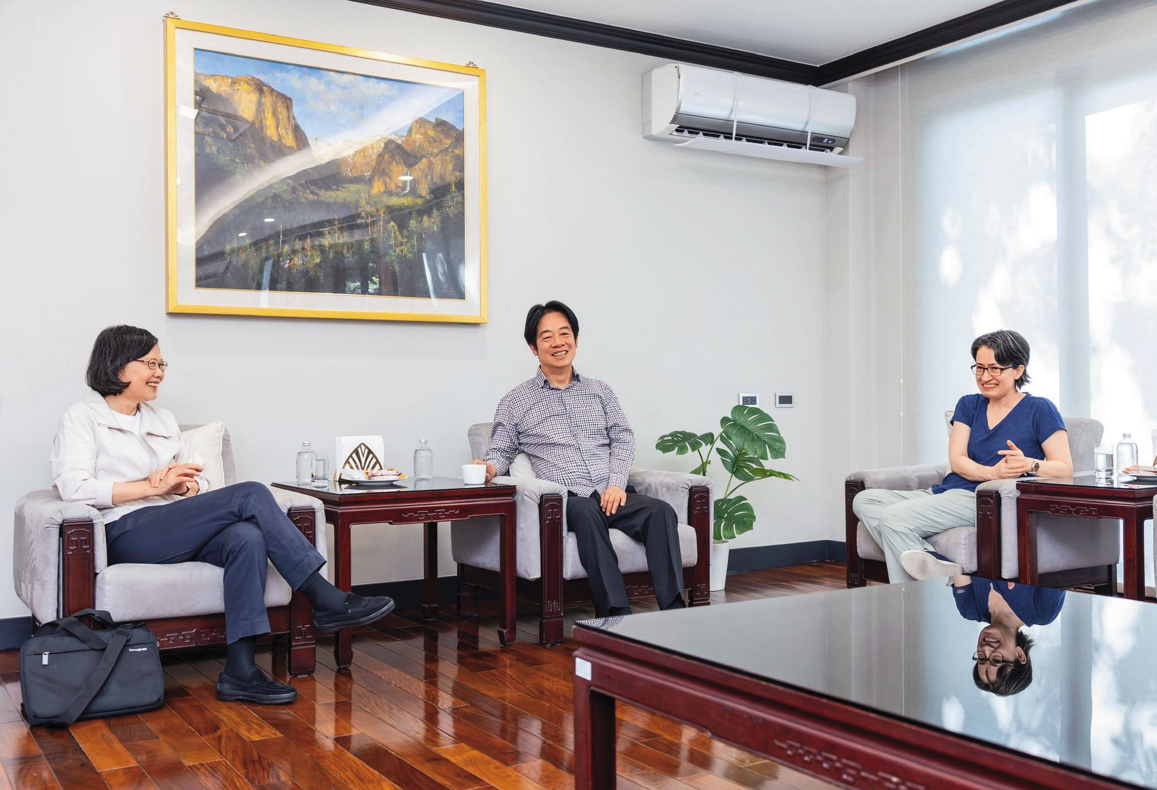 本刊掌握,綠營大罷免慘敗,是促使蔡英文籌組公共政策讀書會的關鍵動機。圖為罷免投票後,蔡英文(左)赴總統官邸,替賴清德(中)、蕭美琴(右)打氣。(翻攝蔡英文臉書)