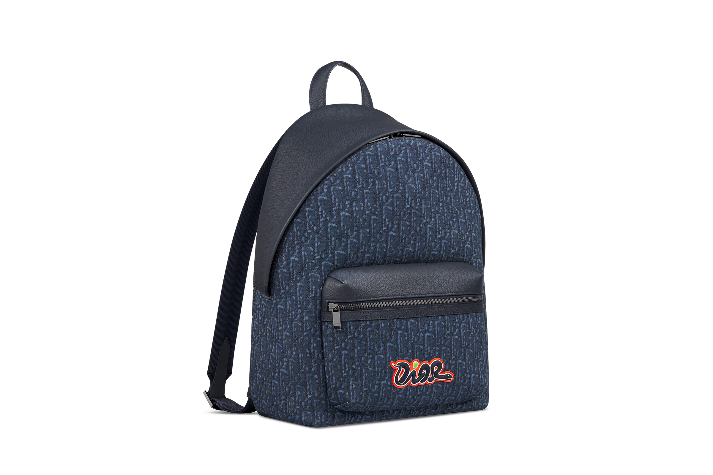 DIOR x KAWS Rider 2.0 海軍藍Oblique緹花拼接皮革後背包。NT$94,000（迪奧提供）