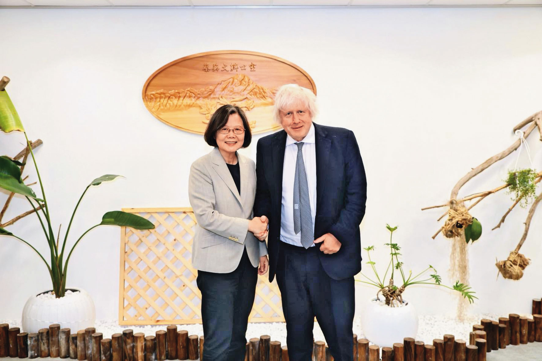 蔡英文（左）卸任總統後，多關注國際事務並接見不少外賓。圖為她在辦公室與英國前首相Boris Johnson（右）合影。（翻攝蔡英文臉書）