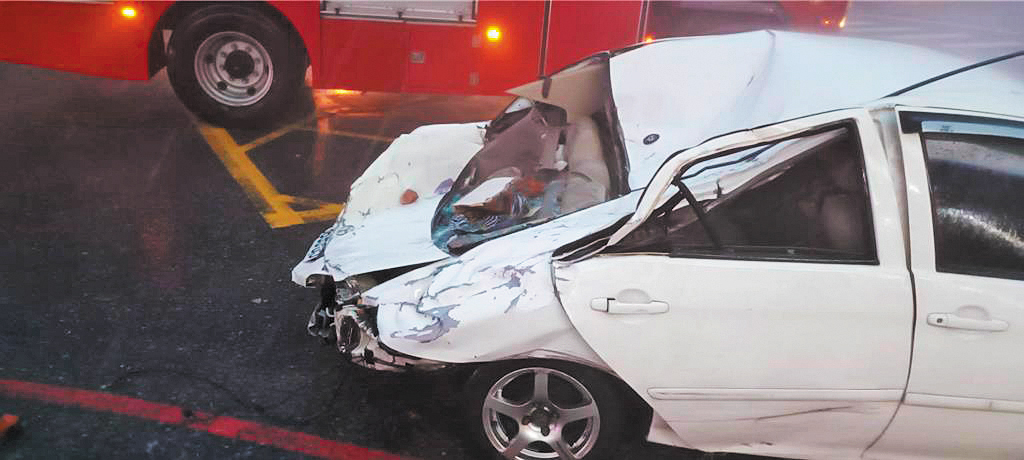護理師搭乘的轎車車尾幾乎全毀,母子1死1傷。(花蓮縣消防局提供)