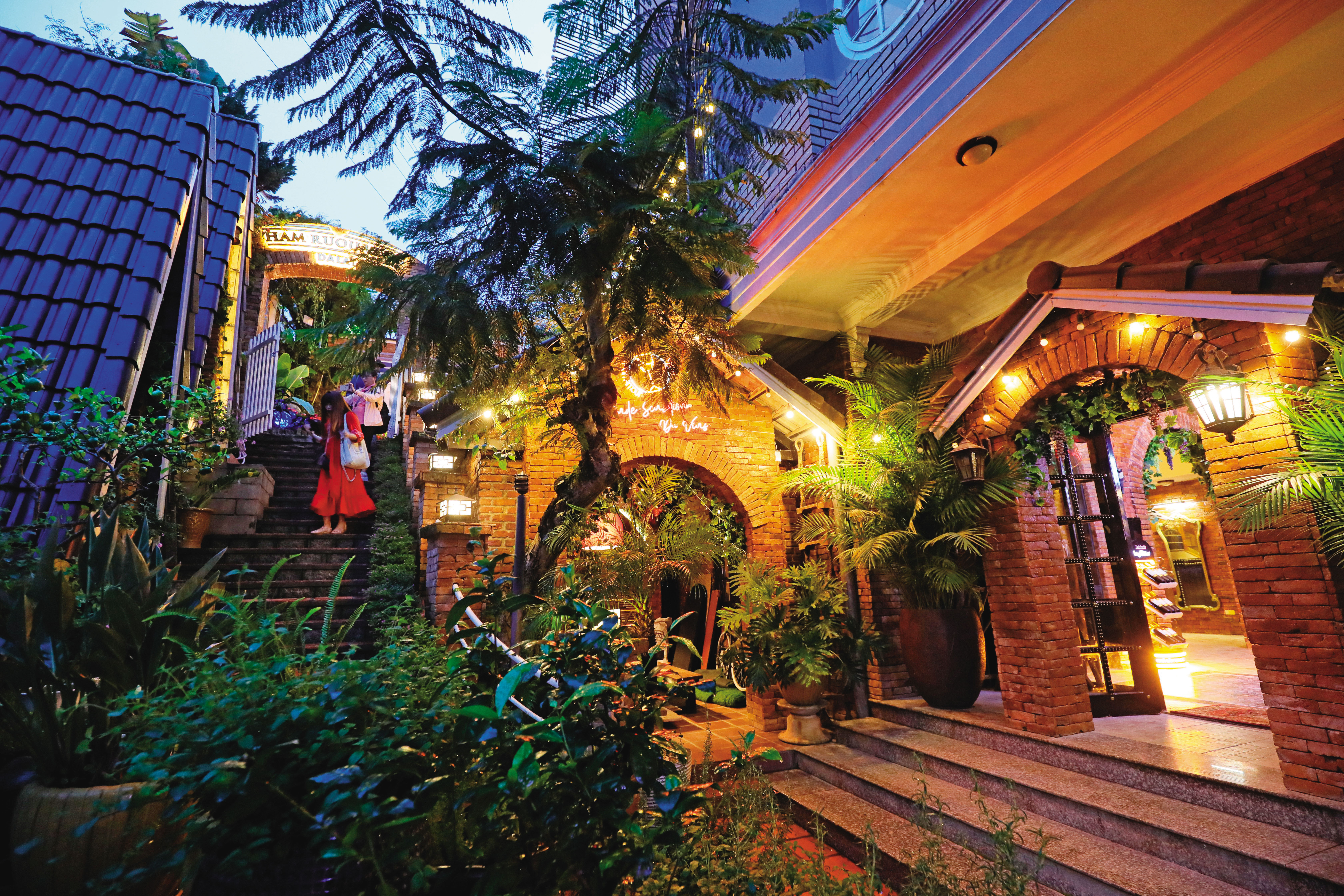 由精緻老別墅改建而成的「Hầm Rượu Vang Dalat」，裝潢古色古香，可在酒窖空間裡享用越式料理與葡萄酒的搭配。