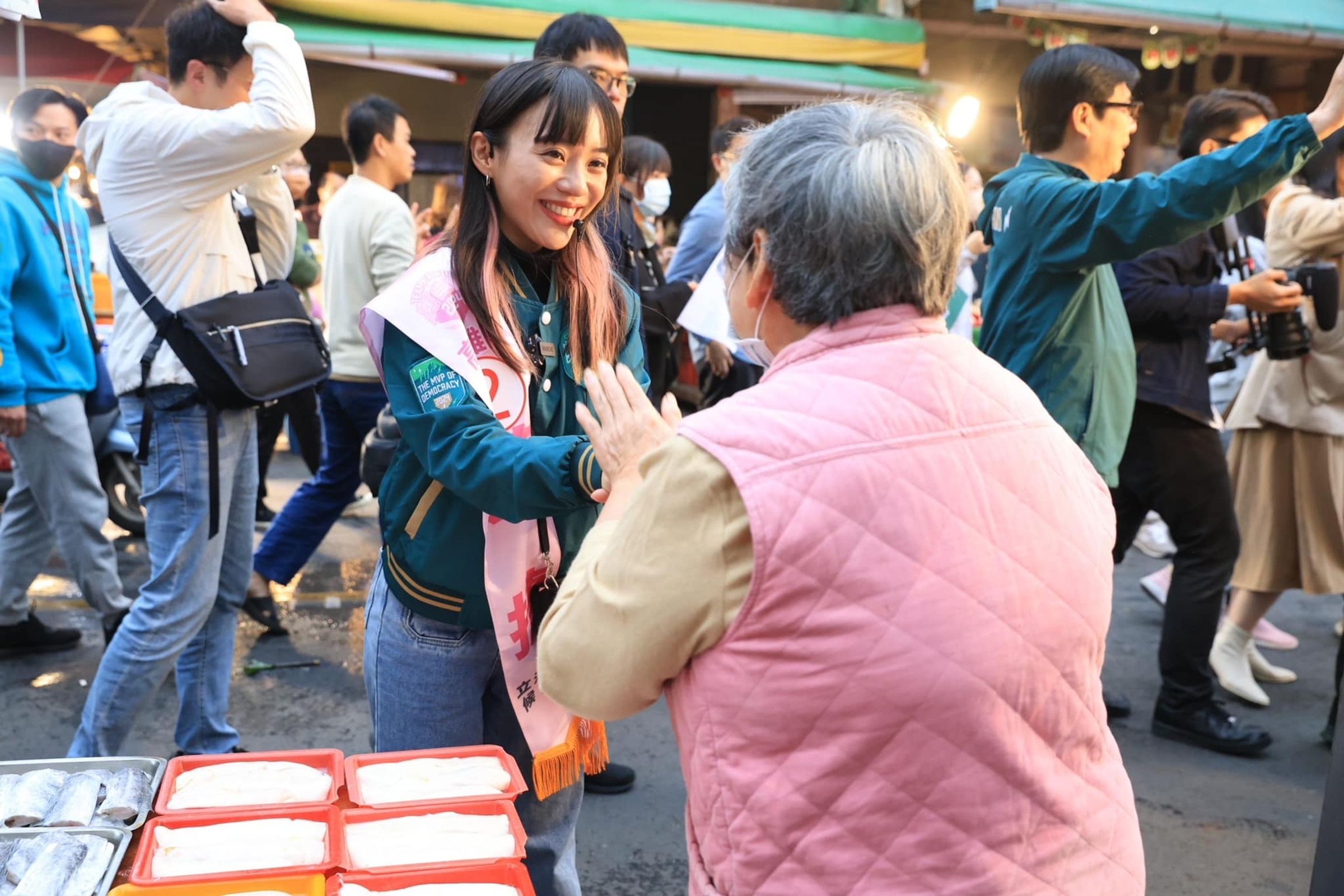 黃捷在最新民調擁有四成以上的支持度，領先國民黨陳美雅及喜樂島郭倍宏。（翻攝黃捷臉書）