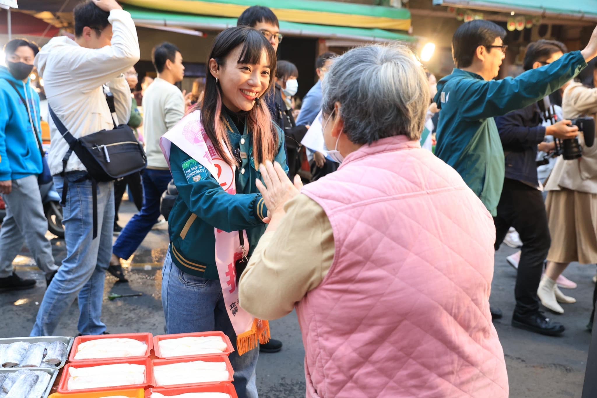 黃捷在最新民調擁有四成以上的支持度,領先國民黨陳美雅及喜樂島郭倍宏。(翻攝黃捷臉書)