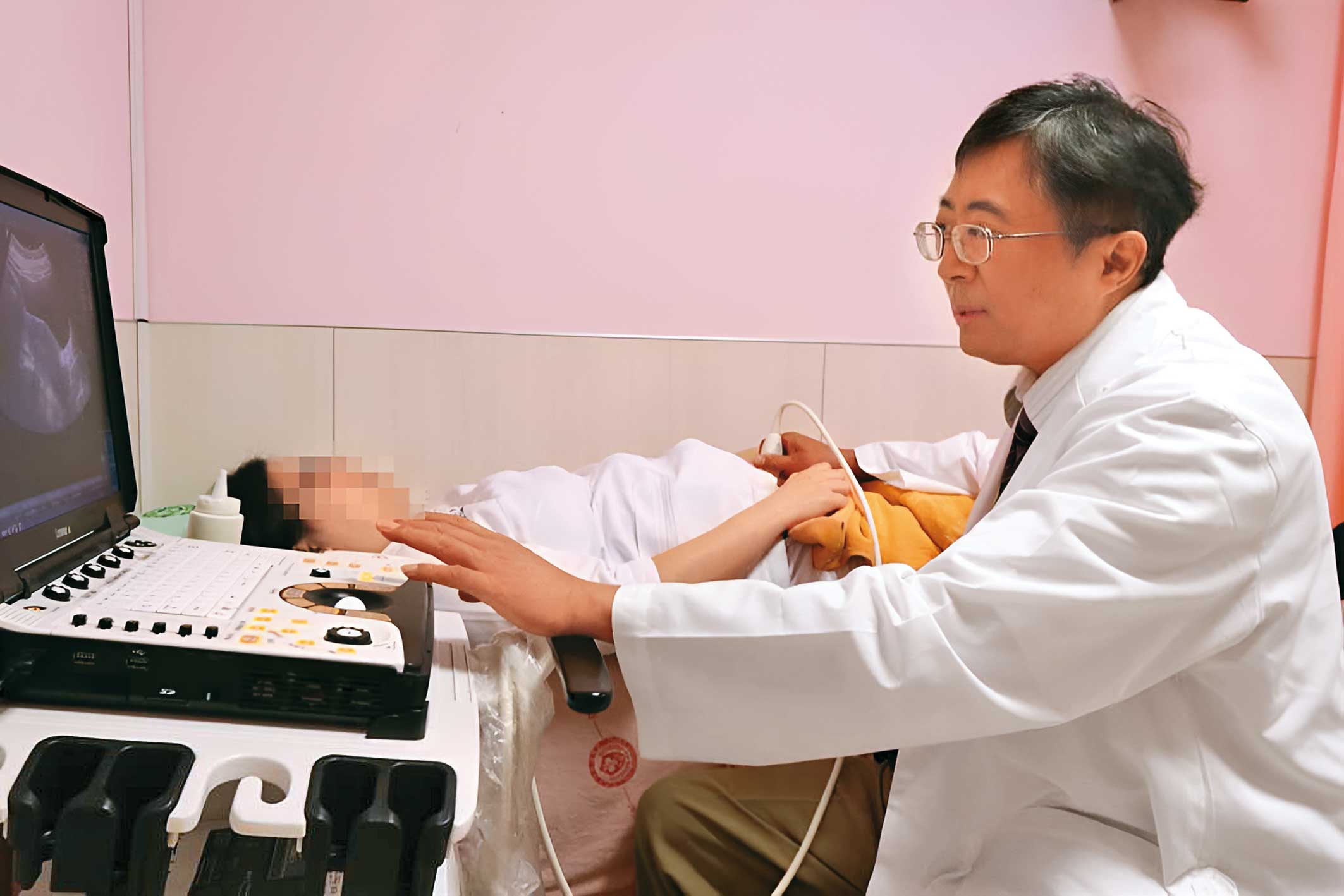 亞大名醫陳泰昌（右）性騷病患，成了官方認證的狼醫。圖中病患非當事人。（亞大附醫提供）