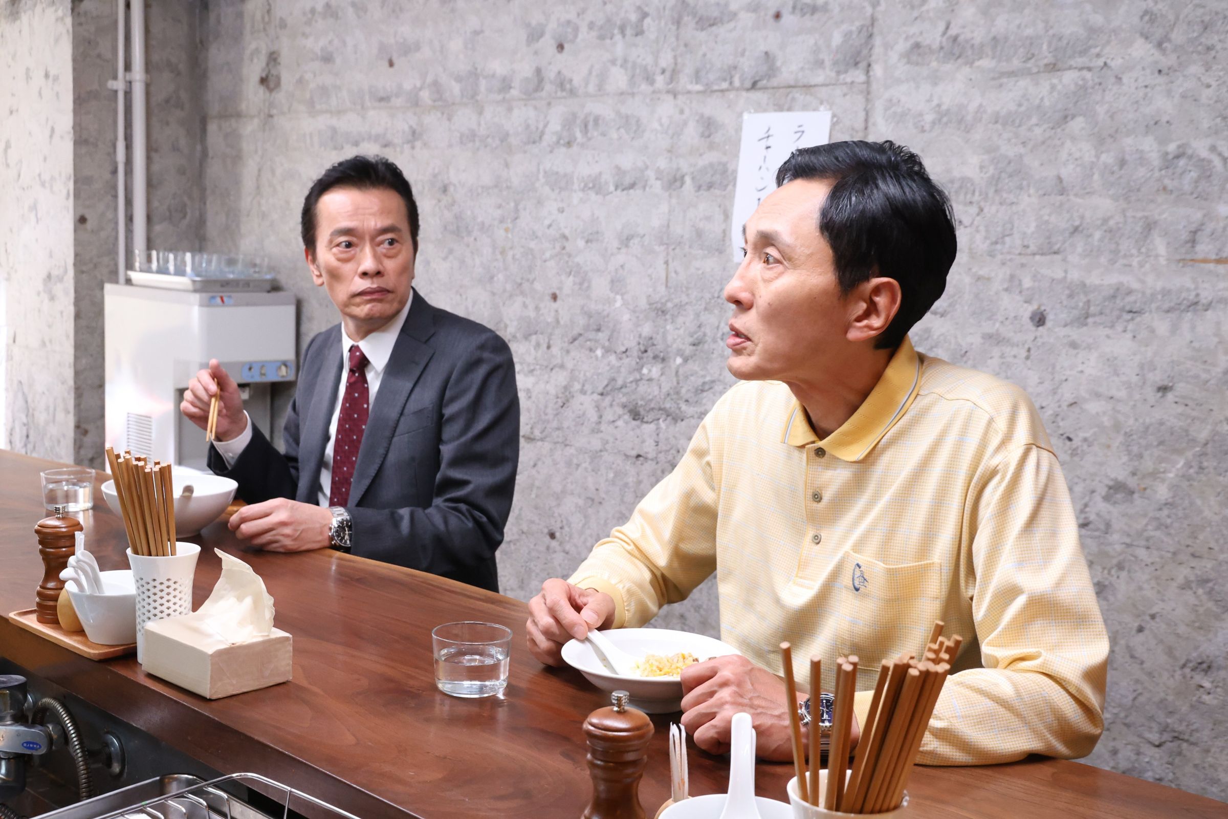 松重豐邀請好友遠藤憲一客串，沒想到遠藤憲一為了怕吃相難看，不斷調整姿勢讓松重豐覺得很煩人。（翻攝孤獨的美食家 X）