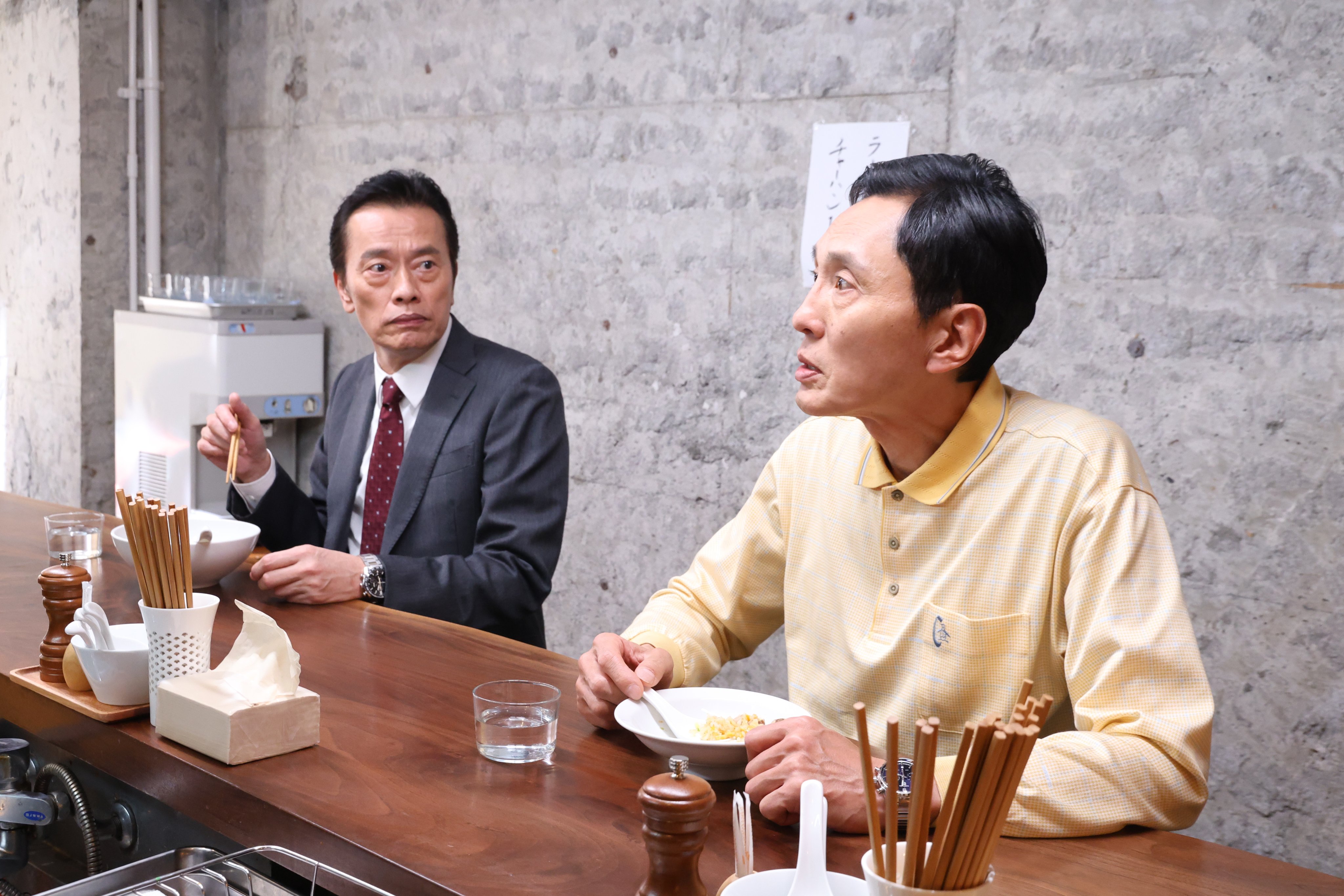 松重豐邀請好友遠藤憲一客串,沒想到遠藤憲一為了怕吃相難看,不斷調整姿勢讓松重豐覺得很煩人。(翻攝孤獨的美食家 X)
