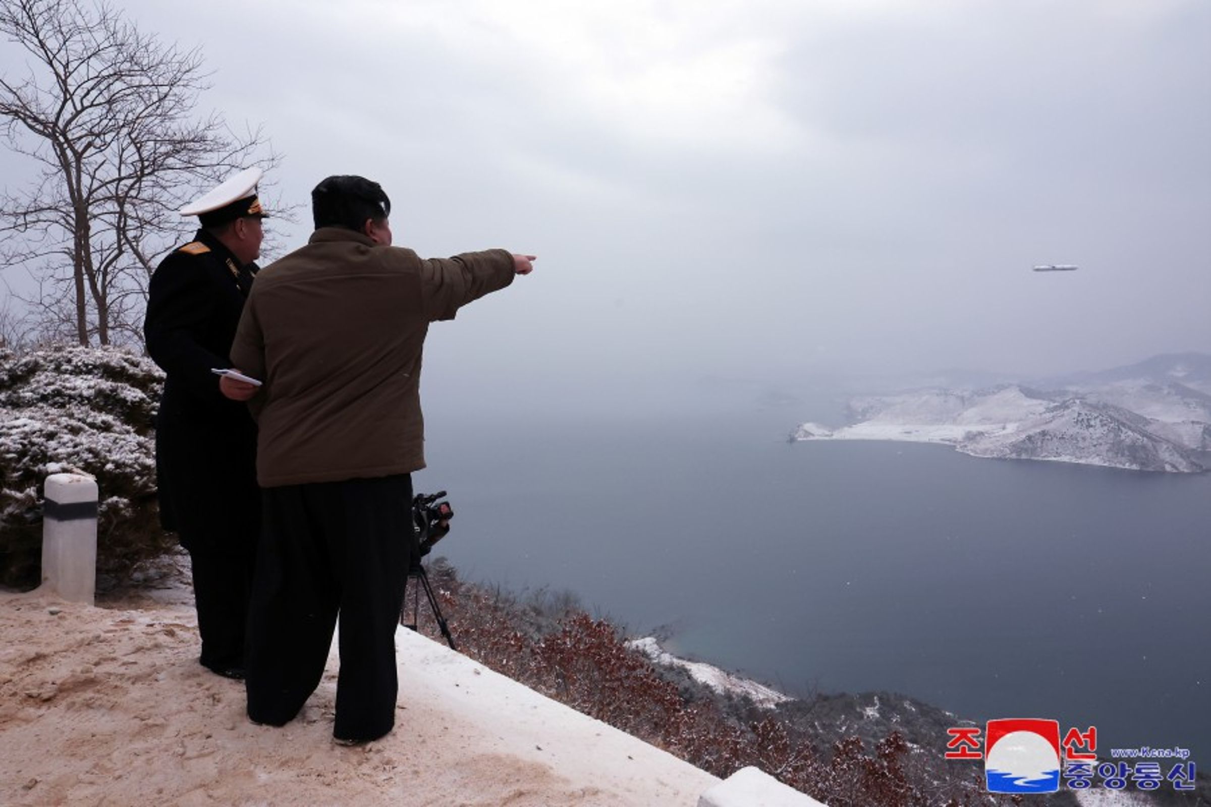 北韓官媒《朝中社》昨(29日)曝光,金正恩對28日射彈結果很滿意。(翻攝自朝中社)