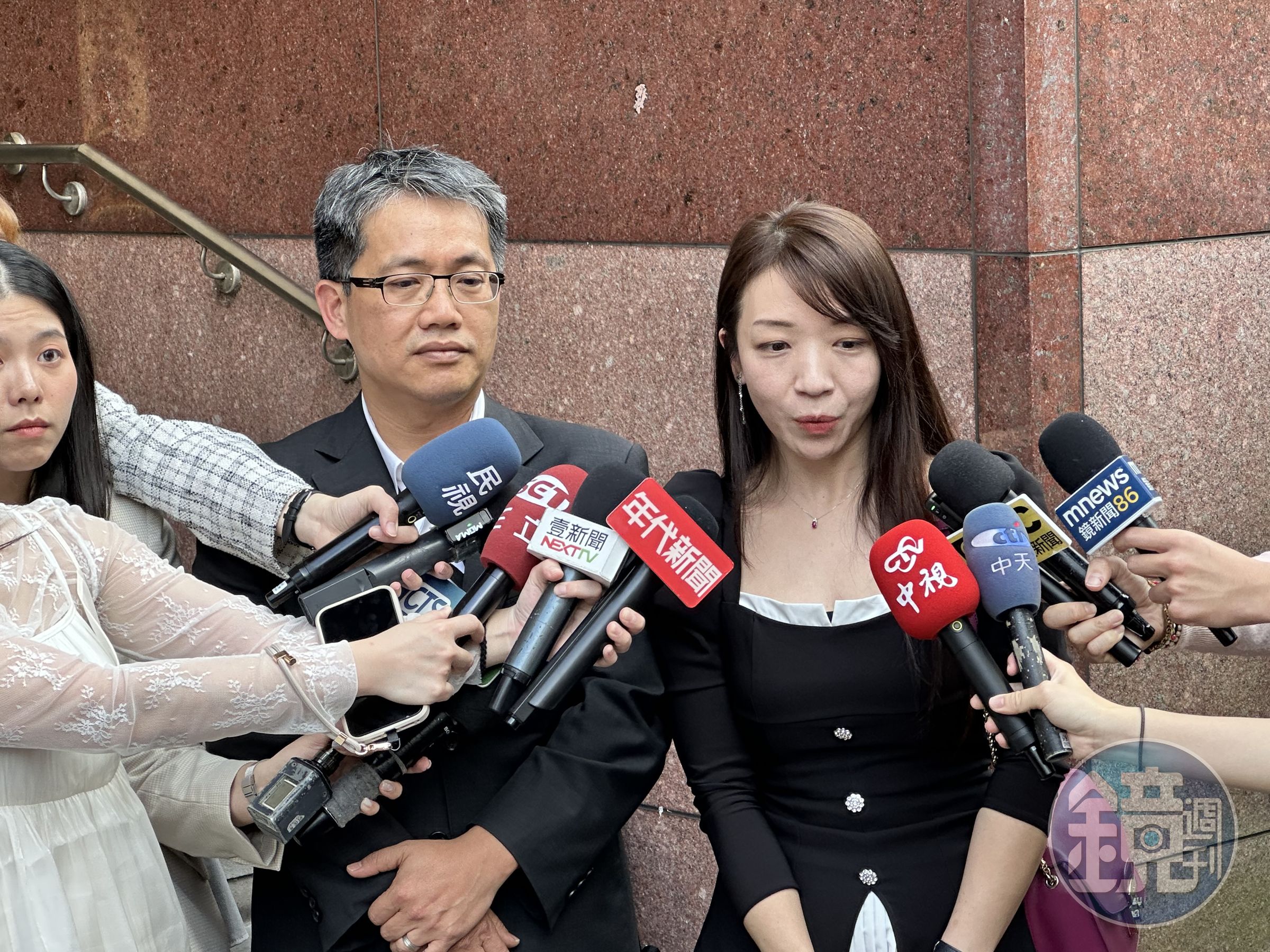前檢察官李傳侯（左）前法官邱筱涵（右）擔任超基因公司辯護律師。