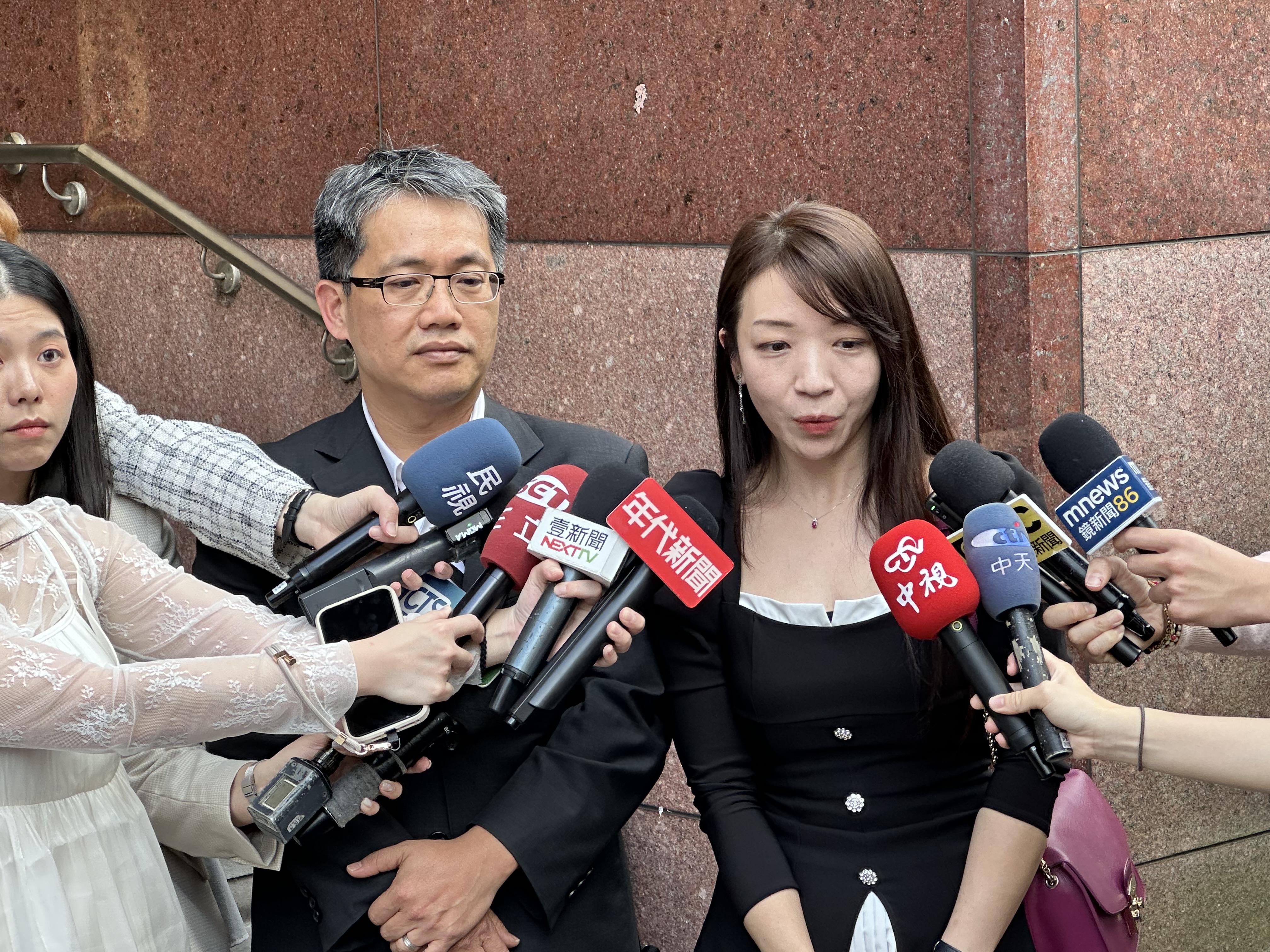 前檢察官李傳侯（左）前法官邱筱涵（右）擔任超基因公司辯護律師。